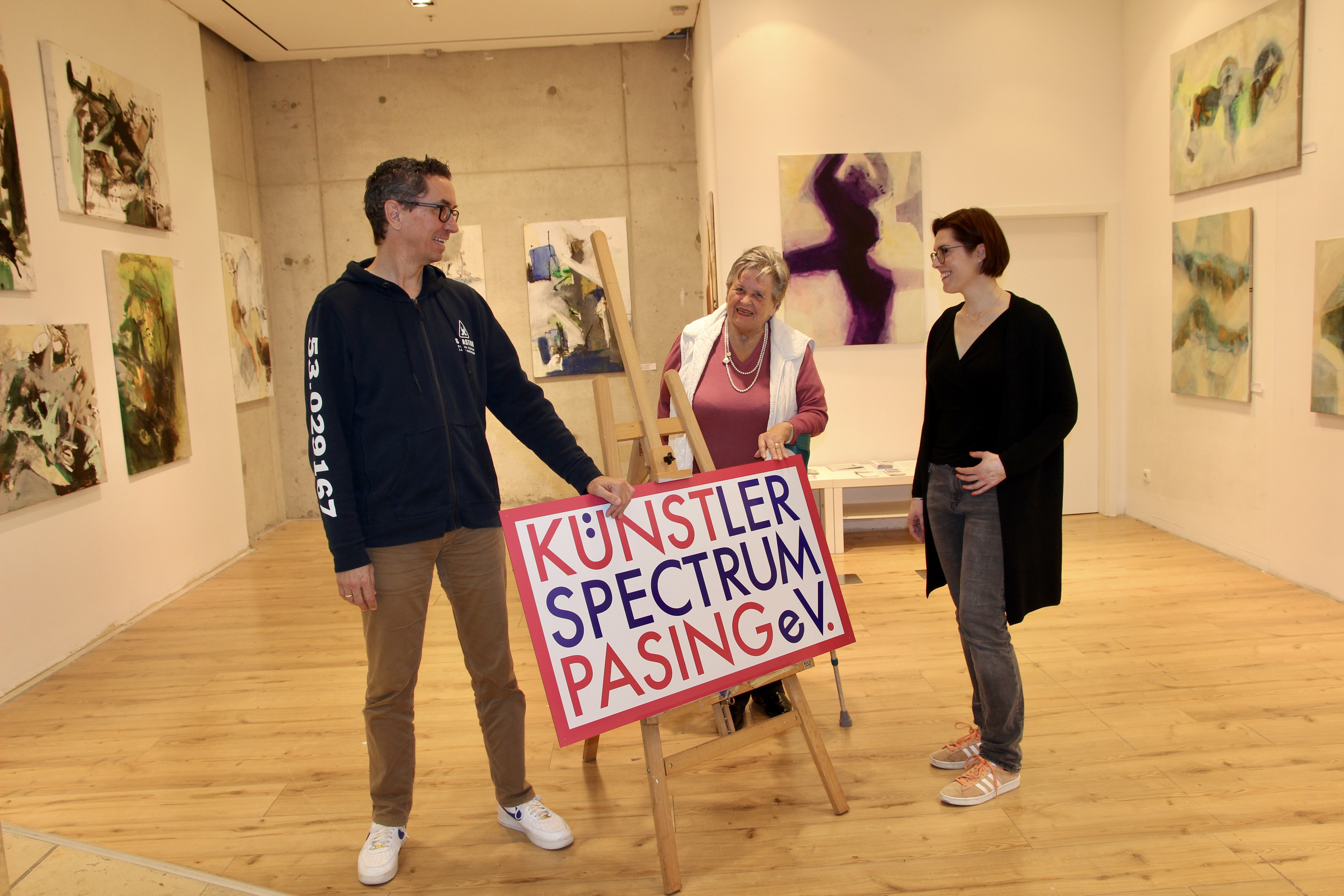 Christoph Mosenthin, Ingrid Walter-Ammon und Hannah Fischer(v.l.) in der aktuellen Ausstellung.