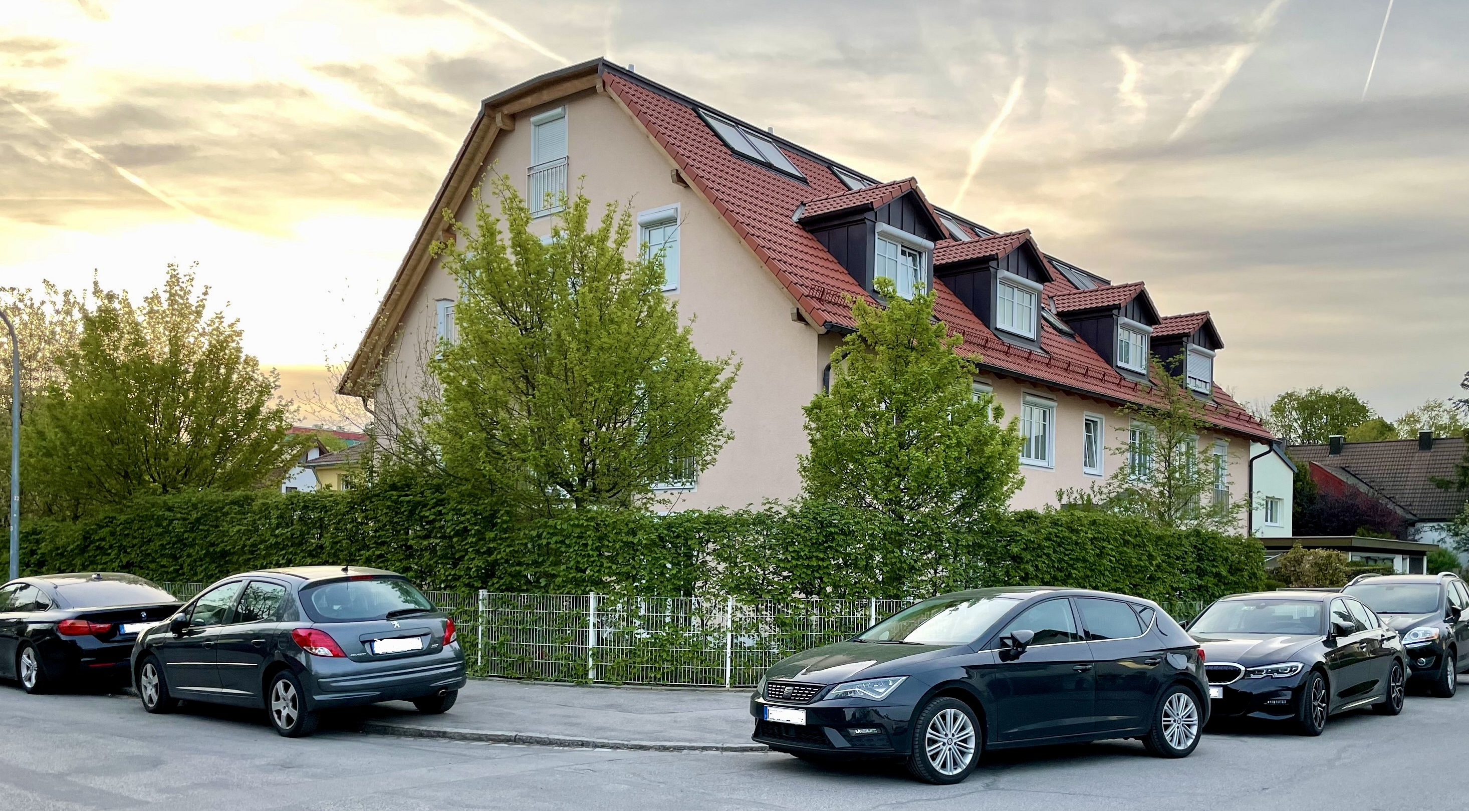 Parkende Fahrzeuge im Kreuzungsbereich gehören zum täglichen Alltag in der Streitbergstraße. Sie stellen aber so eine erhebliche Gefahr für kleine und große Fußgänger dar.
