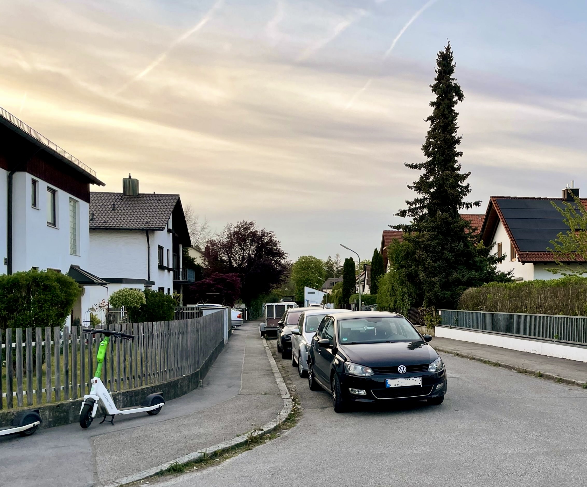 Die Polizei soll öfters kontrollieren. Im Bereich der Seldeneck-/Hagenbachstraße werden immer wieder Fahrzeuge viel zu weit in die Kreuzung hinein abgestellt.