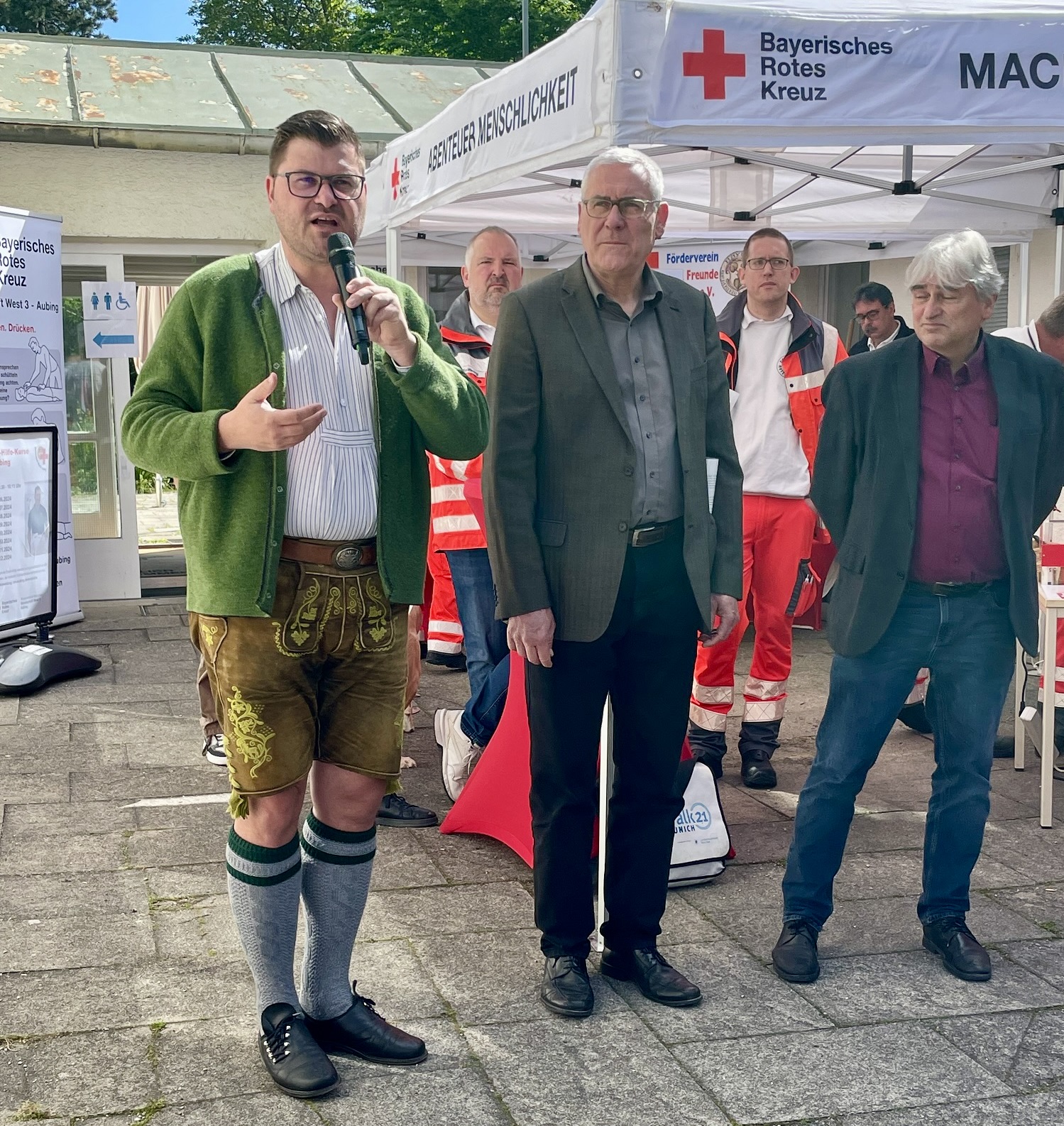 BA-Chef Sebastian Kriesel (links) ist nicht glücklich über die Schließung vieler Geschäfte in Aubing. Rechts neben ihm Prof. Christian Schiebel von der Regierung von Oberbayern sowie Stadtrat Paul Bickelbacher, der in Vertretung für den Oberbürgermeister kam.