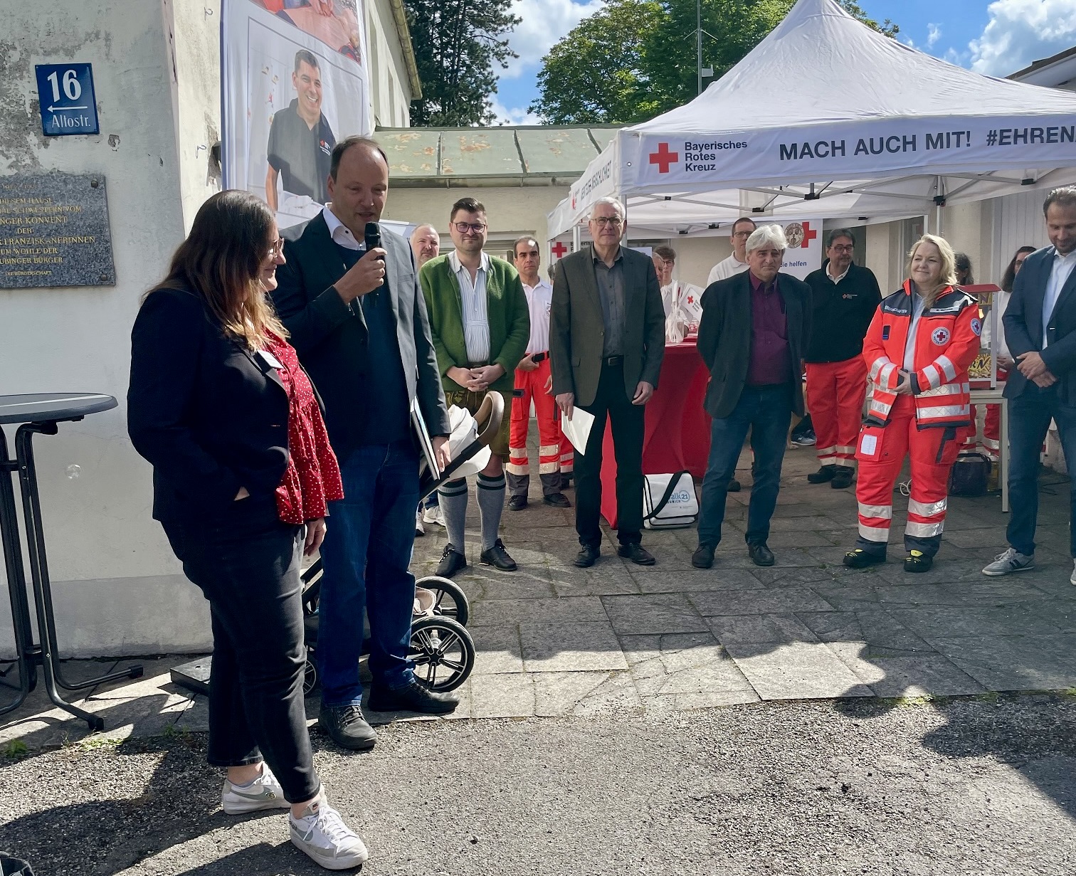 Stadtteilmanager Daniel Genée (2. von links) bei seiner Begrüßung. Neben ihn die Teilnehmer der Gesprächsrunde.