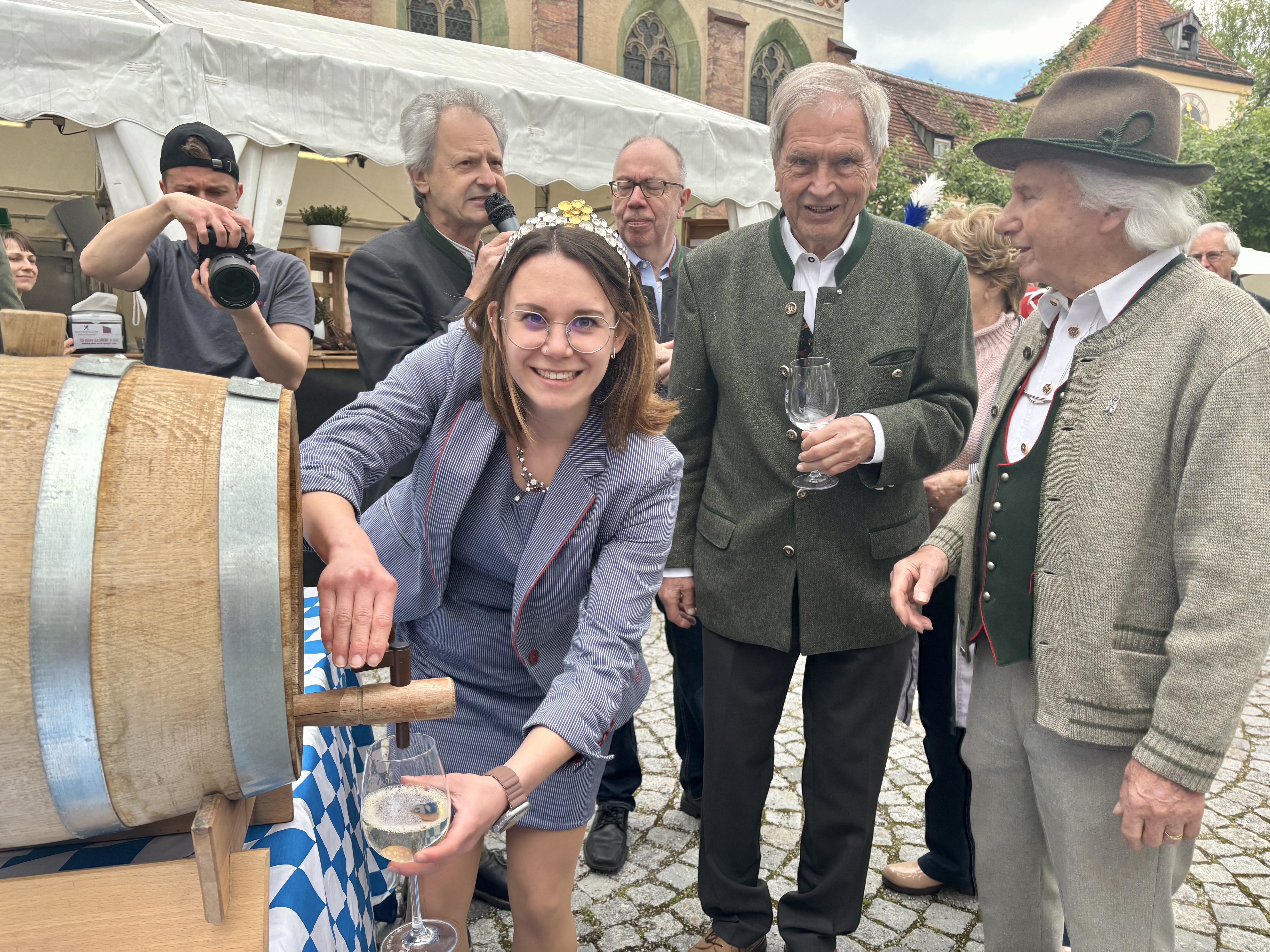 … Anstich mit der Pfälzer Weinprinzessin Joanne Stibing