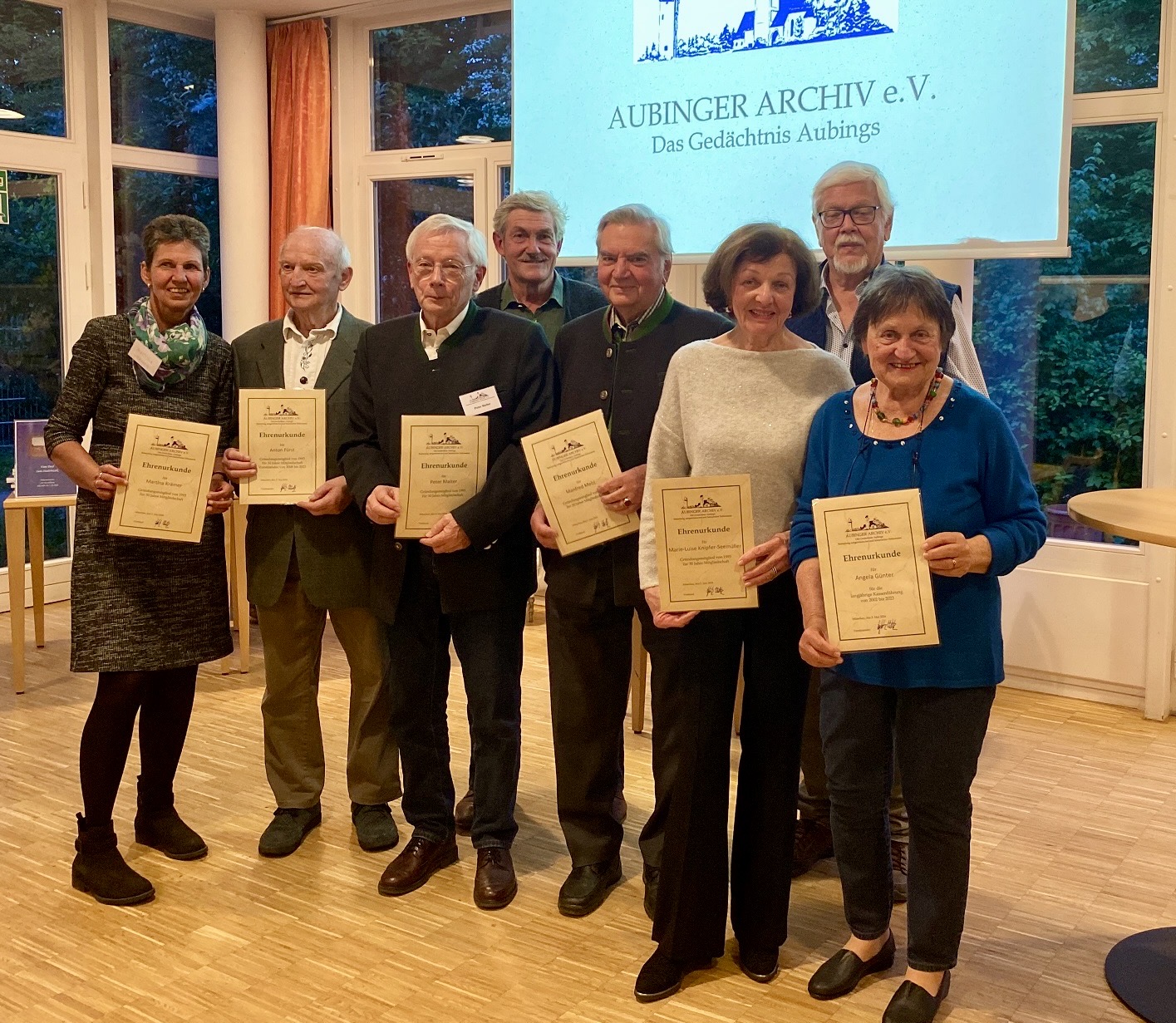 Ehrung beim Aubinger Archiv: Die Gründungsmitglieder, die vor 31 Jahren das Aubinger Archiv ins Leben gerufen haben: Martina Krämer, Anton Fürst, Peter Malter, Peter Naßl, Manfred Melzl, Marie-Luise Knipfer-Seemüller (v.l.). Für ihre 23-jährige Tätigkeit wurde auch Kassiererin Angela Günter (r.) mit einer Urkunde gedankt. Egbert Scherello (2.v.r.) übernahm die Ehrungen. © Uschi Scherello 