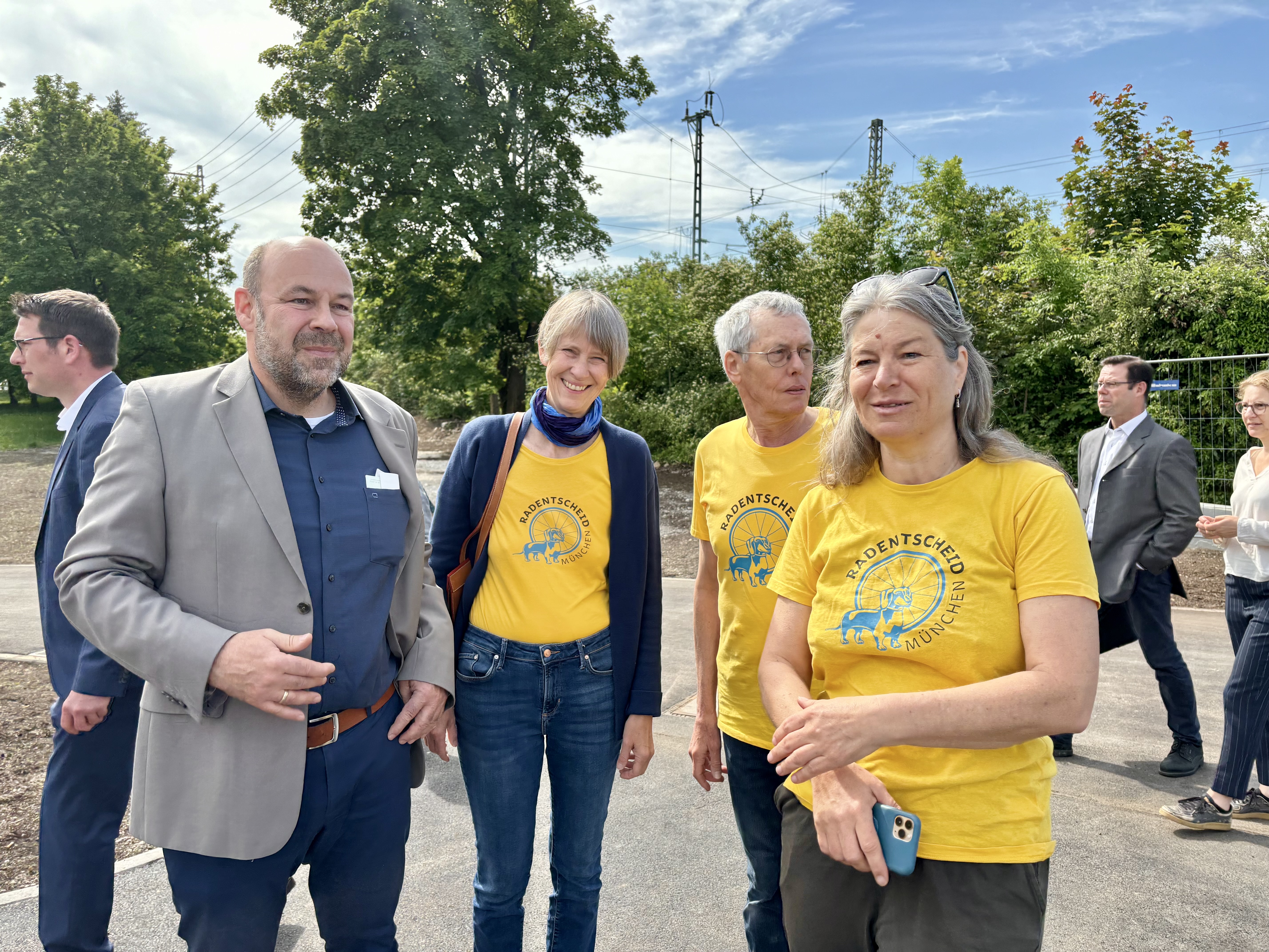 Alex Kressierer vom Baureferat im Gespräch mit Vertretern des Radentscheids: Petra Hennecke, Horst Schaube und Stadträtin Sonja Haider (v.l.).