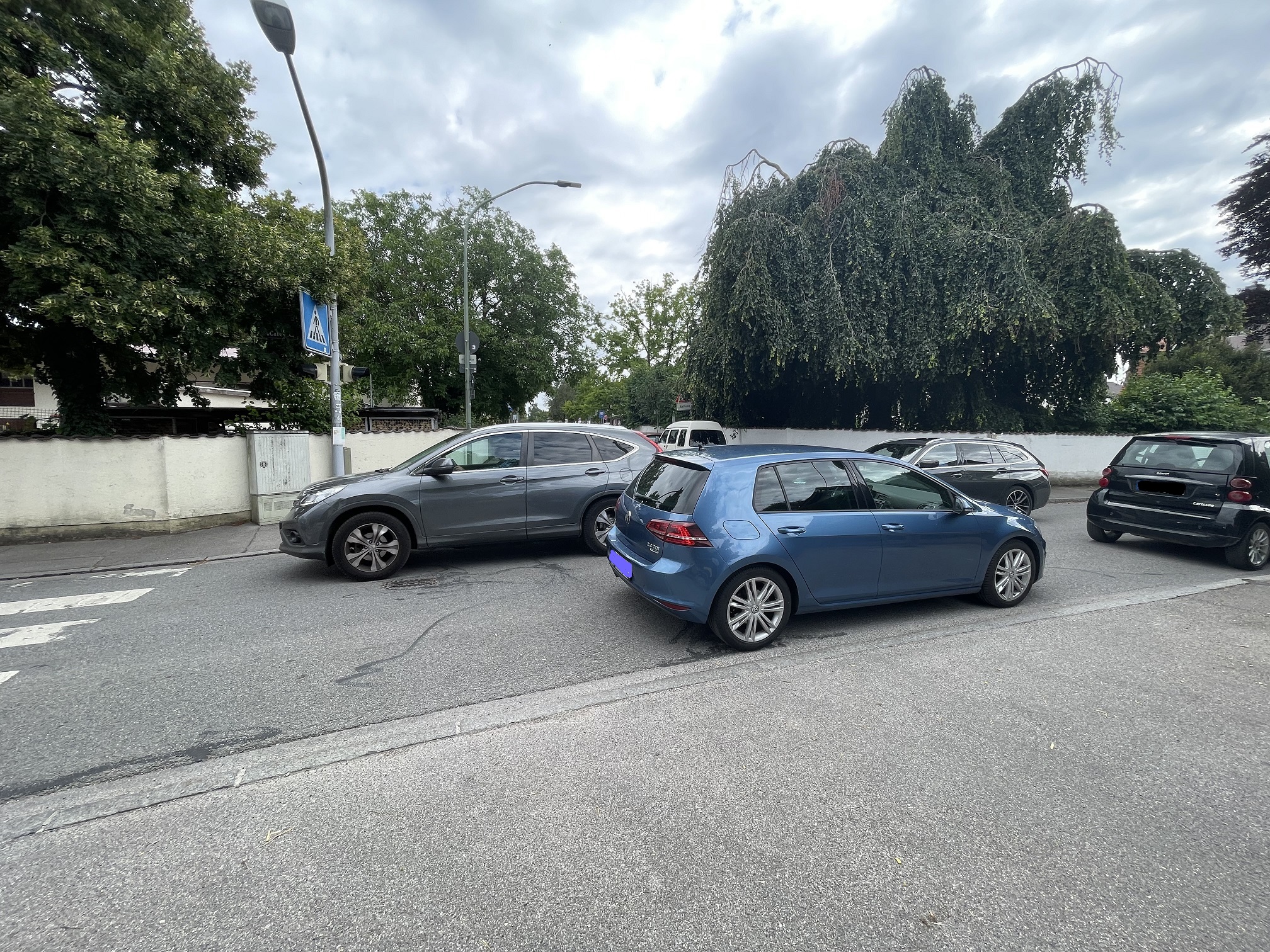 Parkt ein Auto, wie hier rechts im Bild, am Straßenrand, dann heißt es auf eine Lücke im Gegenverkehr zu warten, um weiterfahren zu können.