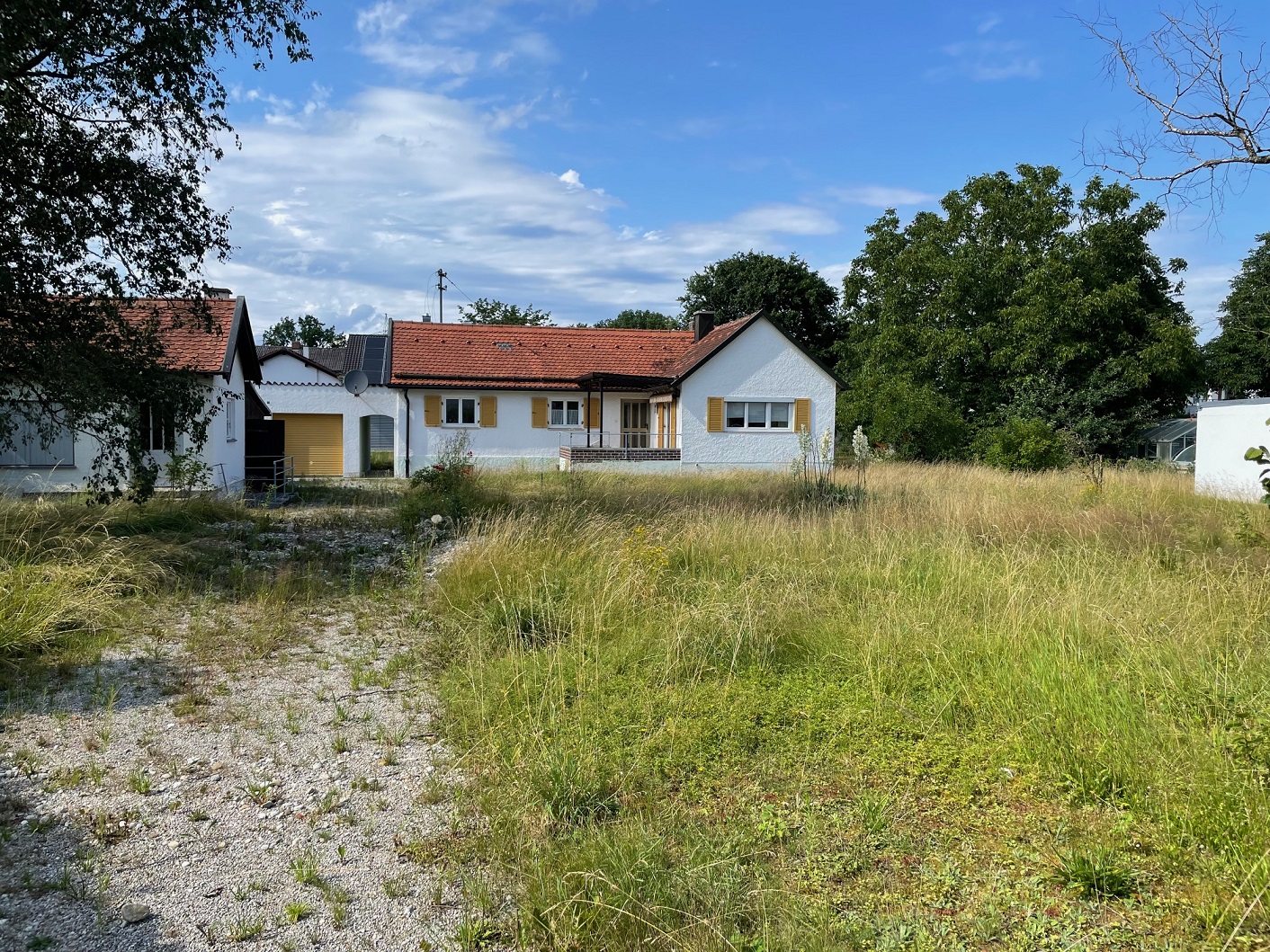 Die Planungen eines Bauträgers von 18 Wohneinheiten in zwei Mehrfamilienhäusern mit Tiefgaragenzufahrt von der in der Aubing-Ost-Straße 89 sind nicht nur den Nachbarn, sondern auch dem BA zu viel.