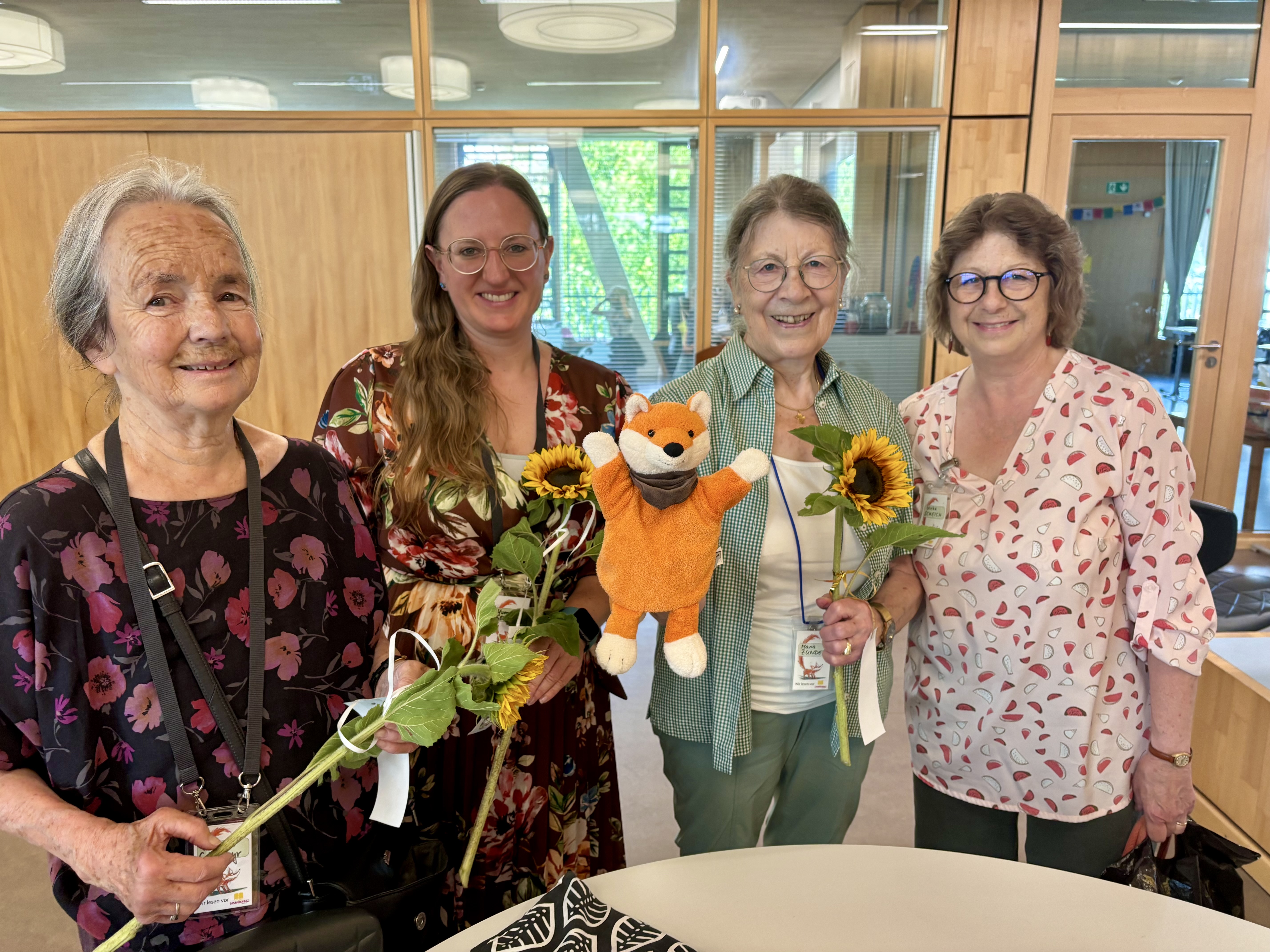 Beim letzten Vorlesen im Schuljahr bekamen die Lesefüchse Monika Sellmayr, Yvonne Gebhardt, Maria Zundel und Ulrike Scheich eine Dankeschön-Blume.