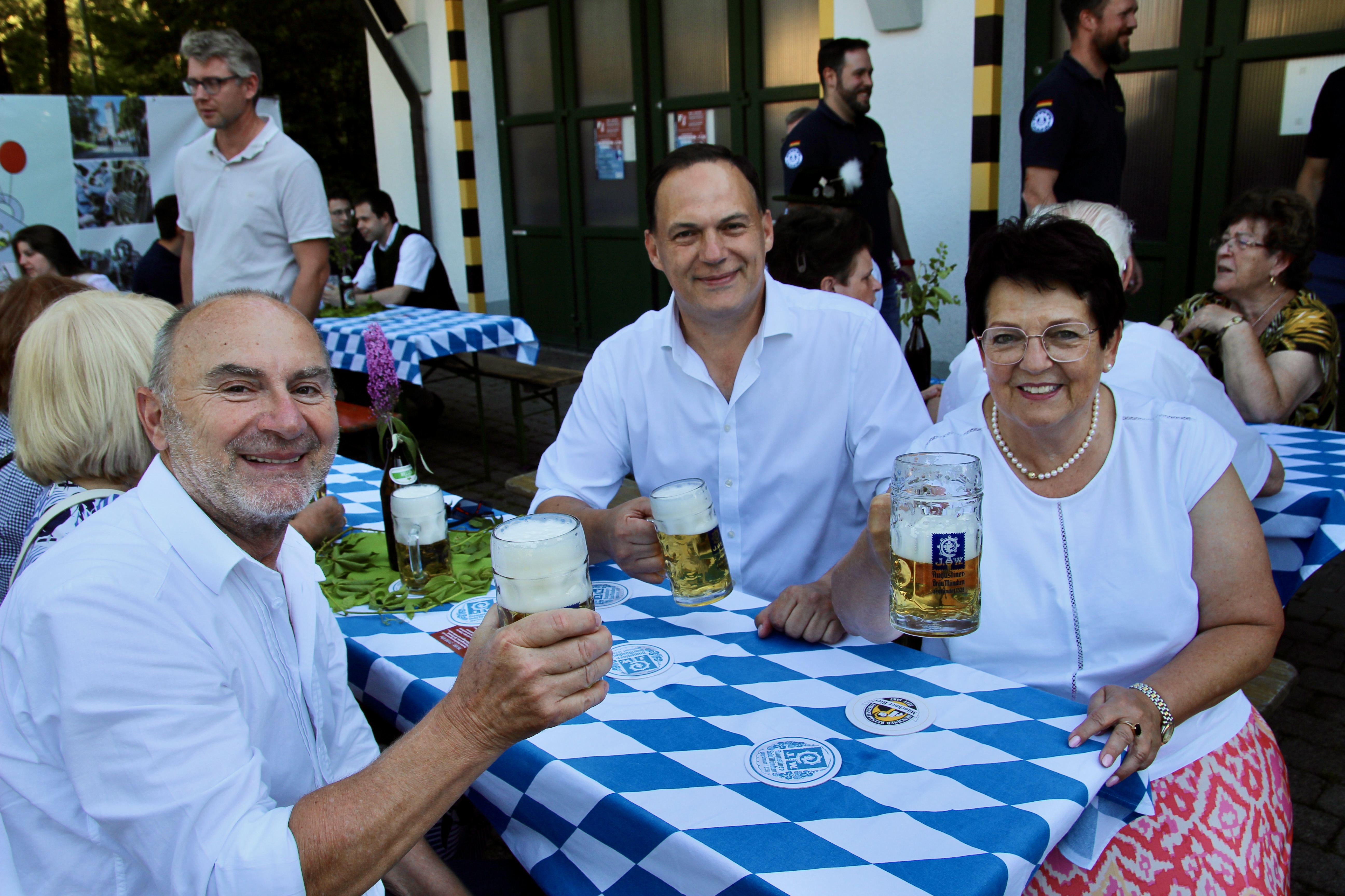 Auf ein schönes Herbstfest! Klara Eberl-Pfeil ist Kassiererin im Freiflächenverein und saß in “Schützenrunde” mit Matthias und Karl Eberl am Tisch.