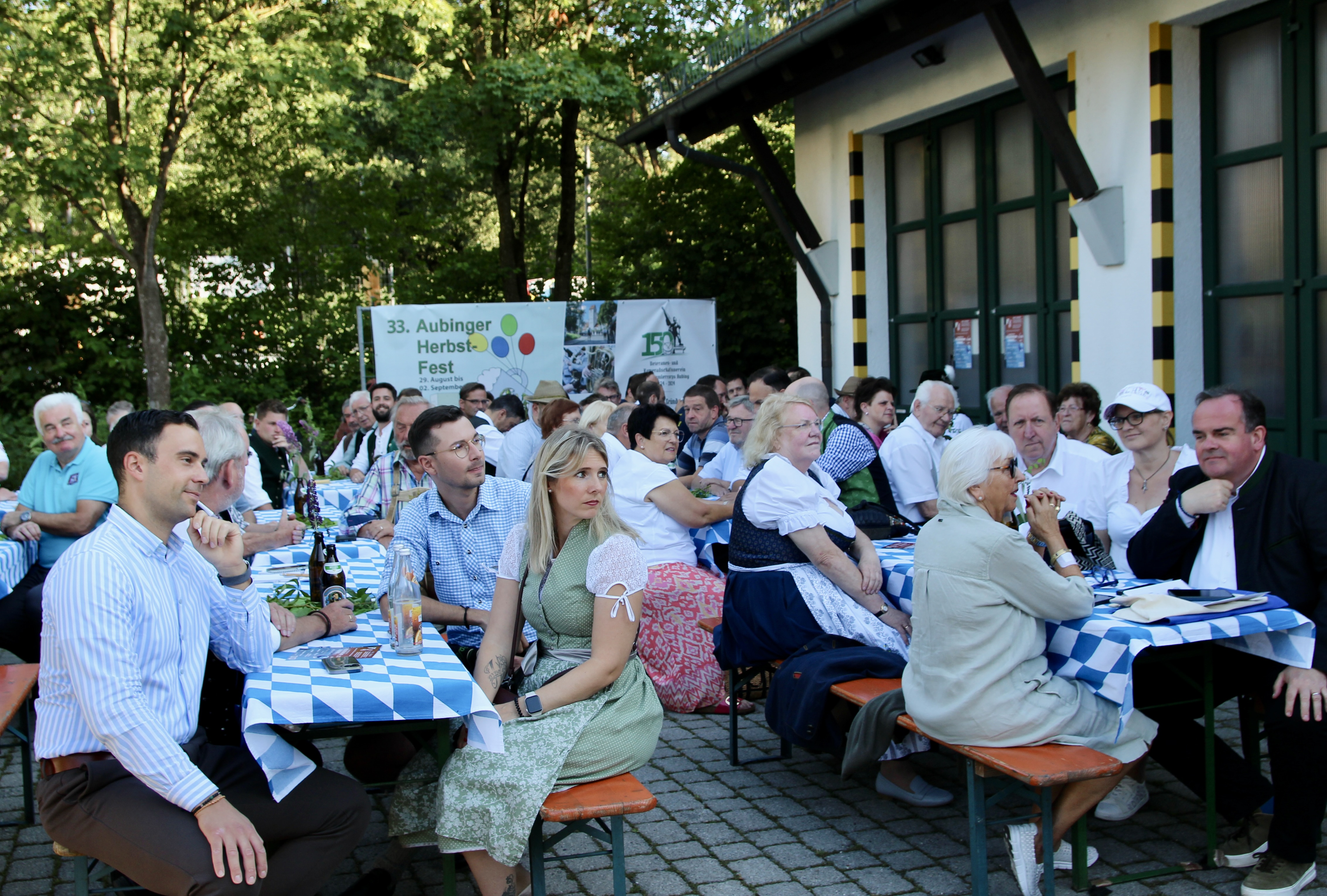 Zur Bierprobe kamen viele Vereine, Partner und die Festwirte Christoph Otto und Michael Lautenbacher (links).