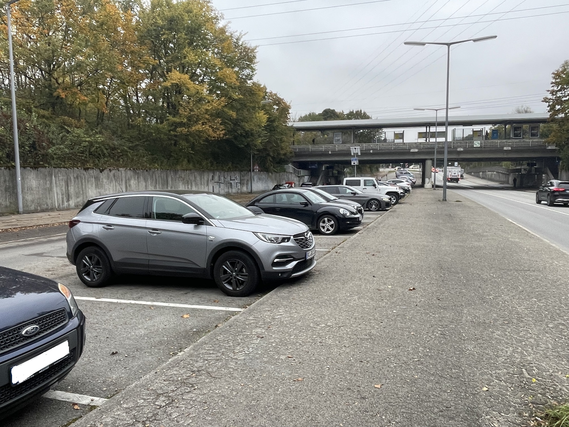 Zu viel Beton: Der S-Bahnhof Langwied soll mit Bäumen aufgewertet werden, zum Wohl von Menschen und Fahrzeug.