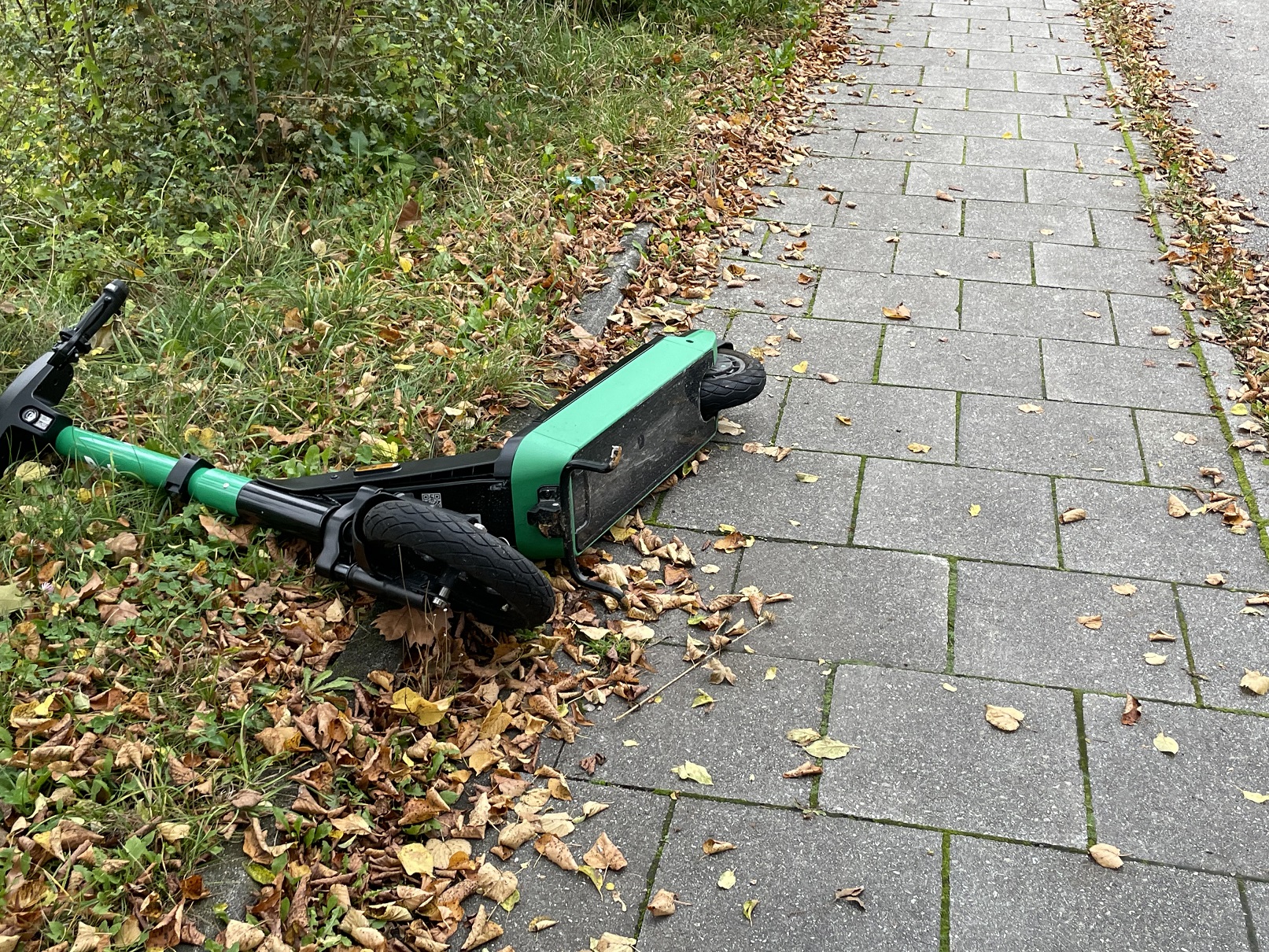 E-Scooter nerven. Sie gelten als großes Ärgernis und Sicherheitsrisiko, weil sie - achtlos abgestellt oder auf den Boden geworfen werden.