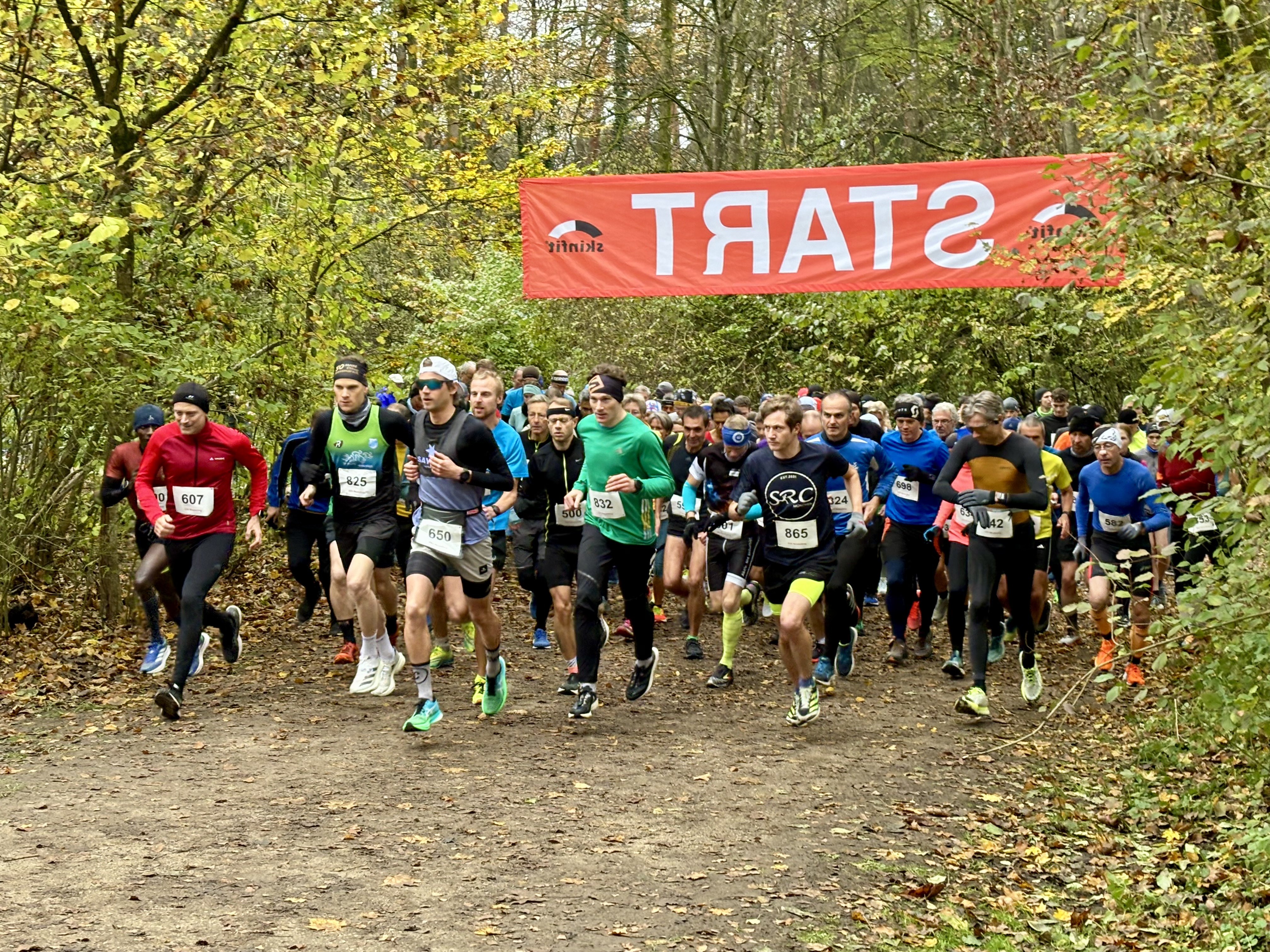 Am Start zur Drei-Runden-Strecke über Stock und Stein.