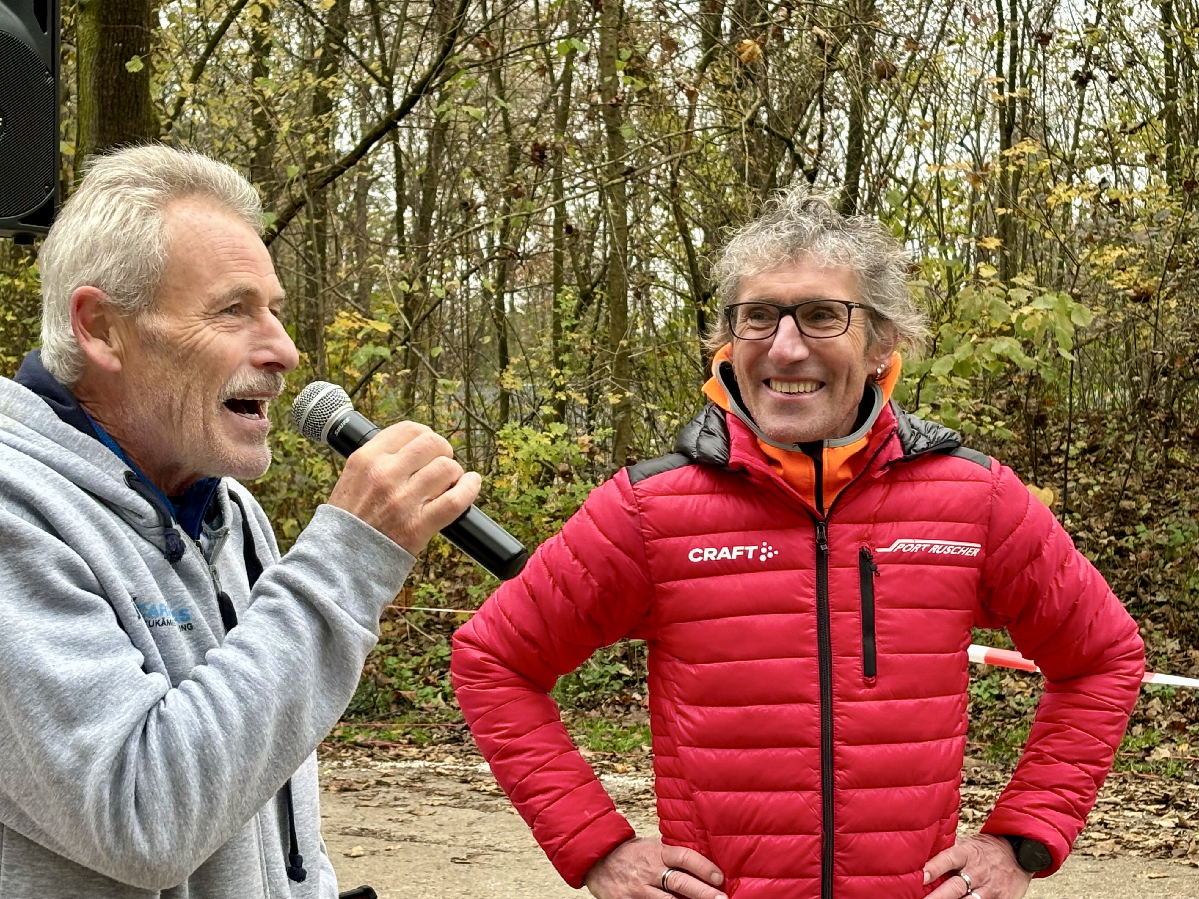 Dieter Prosotowitz-Mitterer im Gespräch mit Moderator Klaus Ruscher (v.l.)…