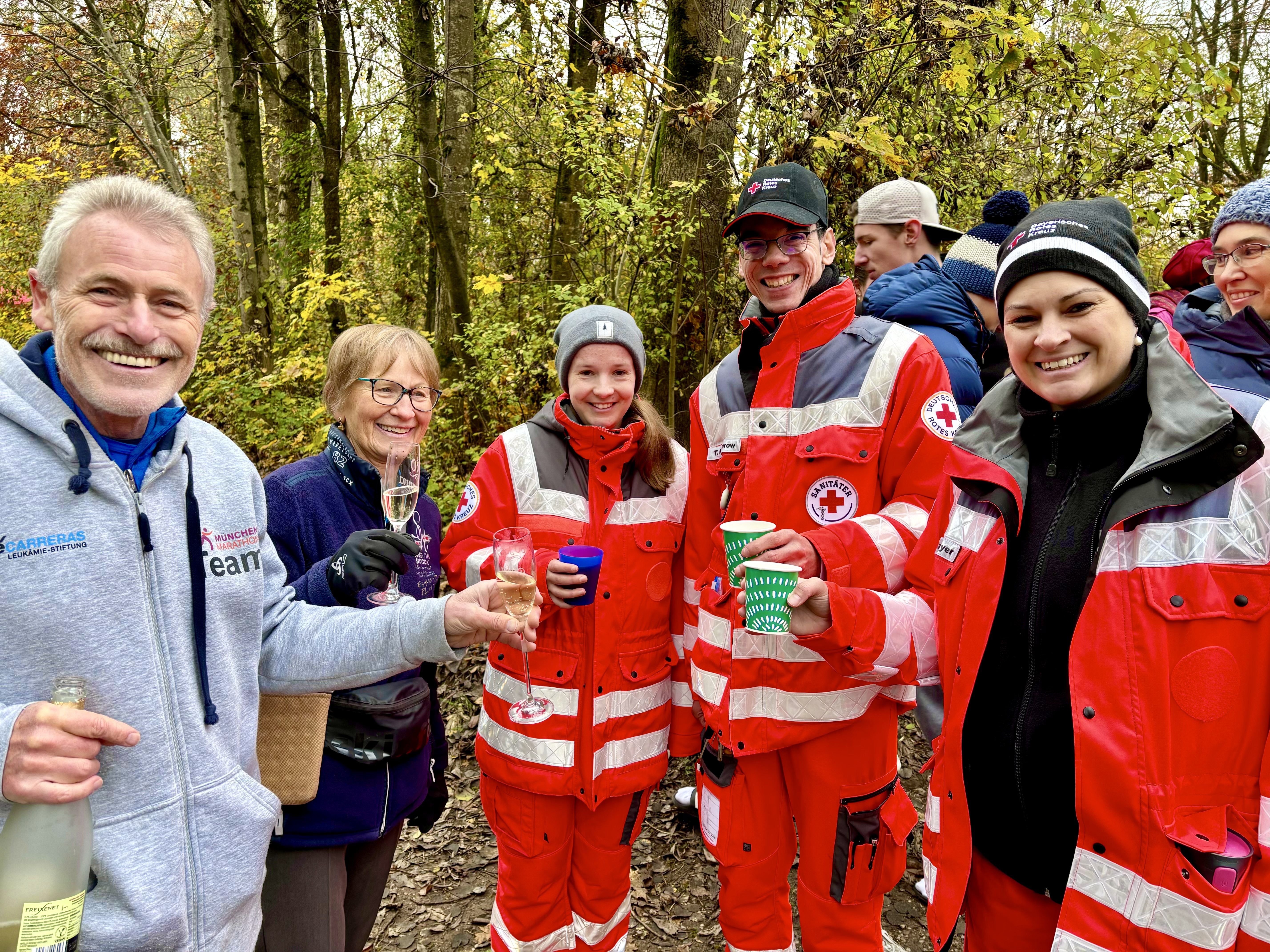 NIcht zu vergessen das Aubinger BRK mit Regina Mayer, Tim Muletarow und Johanna Biermann (v.r.). Auch sie bekamen ein Dankeschön-Gläschen.