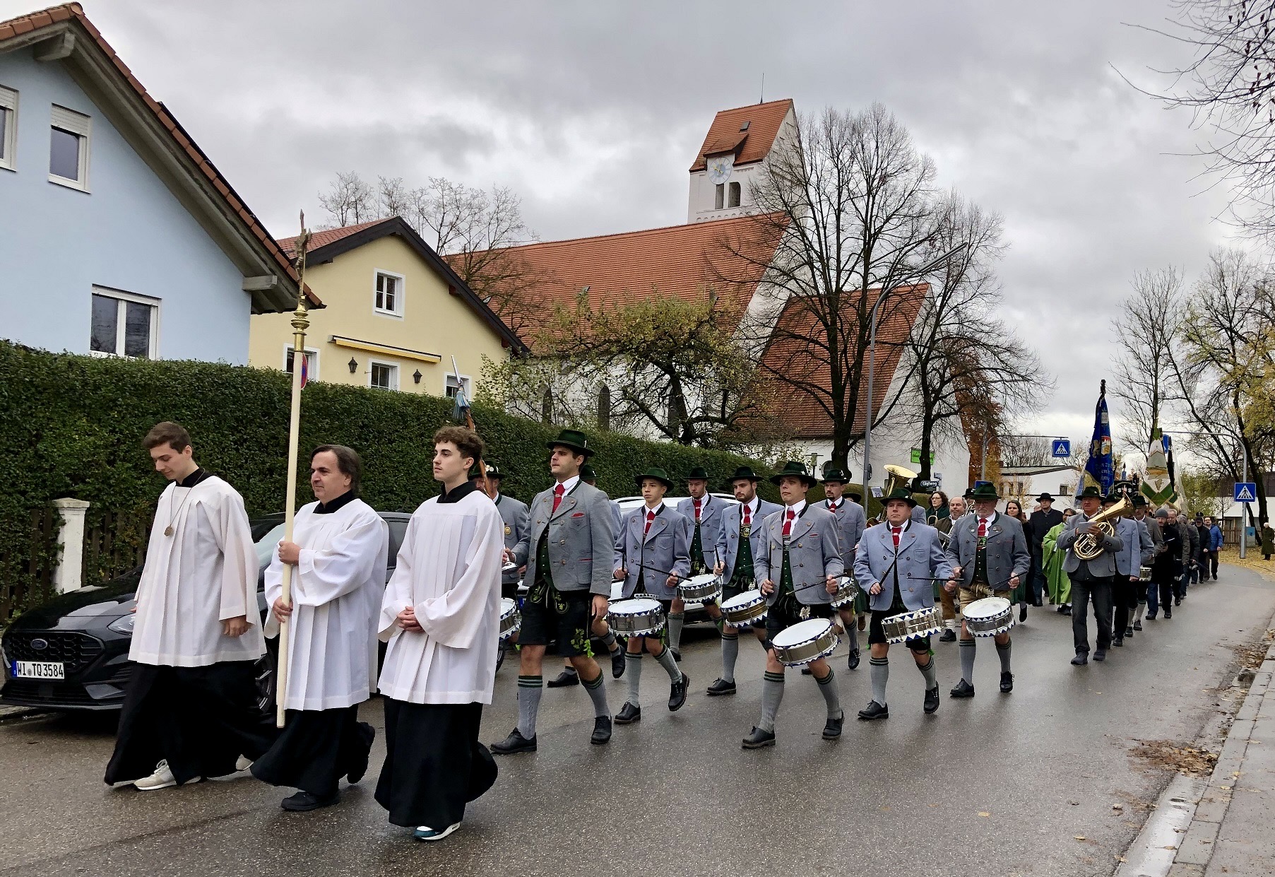 Der Zug zum Kriegerdenkmal formiert sich vor der Pfarrkirche St. Quirin. 