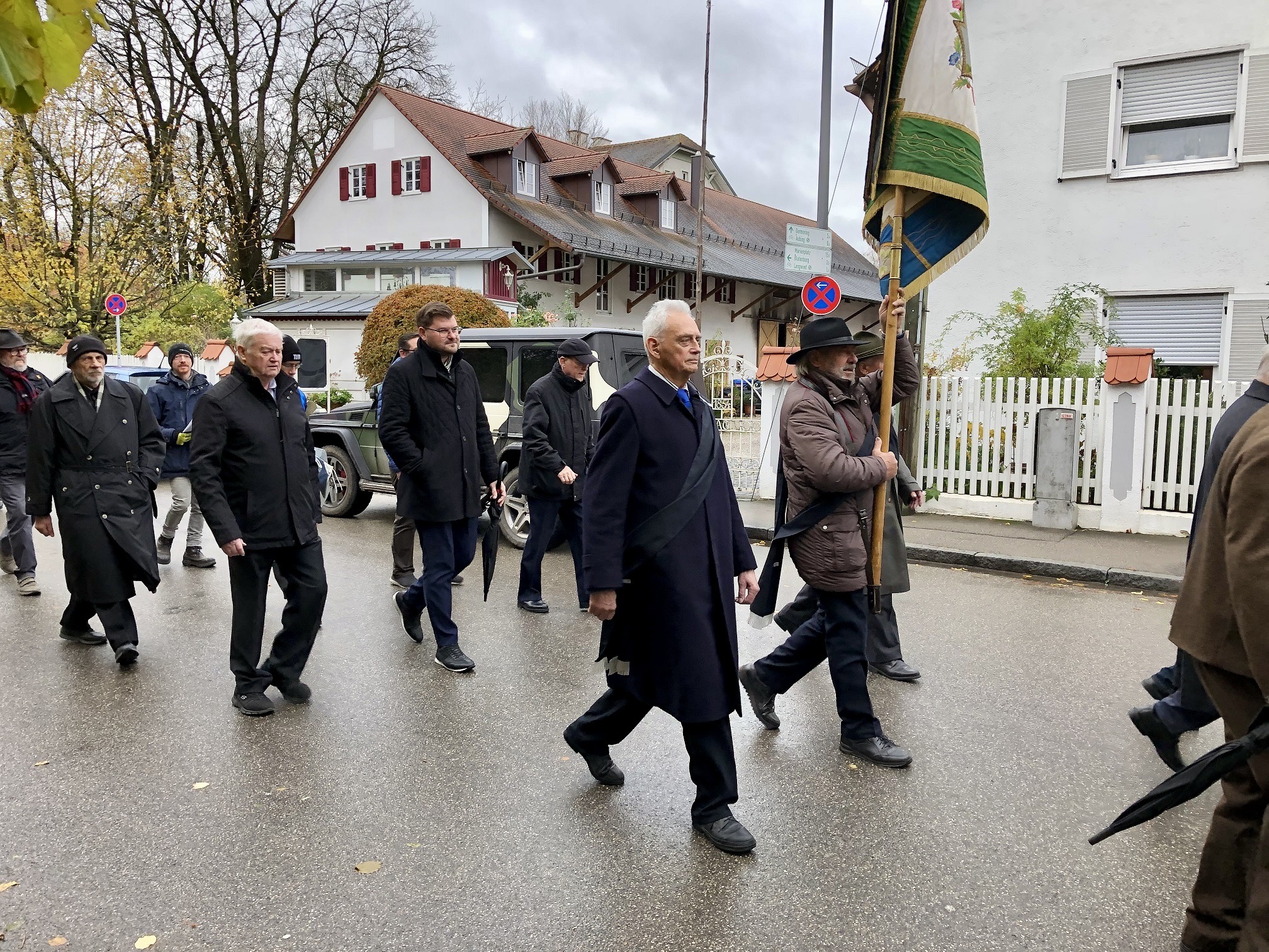 Der Männergesangverein Germania zieht nach seinem Jahrtag-Gottesdienst zieht gemeinsam mit weiteren örtlichen Vereinen zum Kriegerdenkmal.