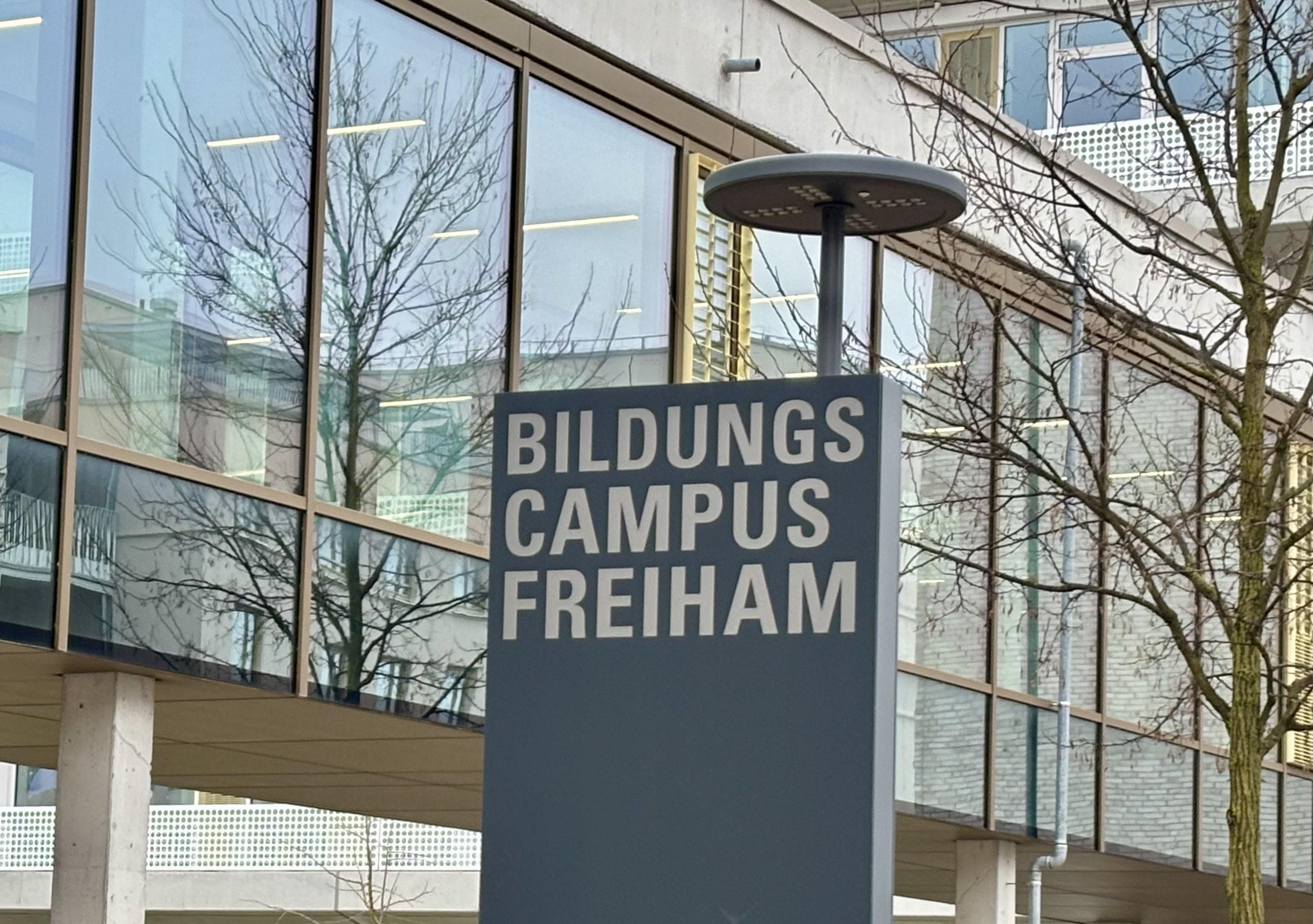 Schulweghelfer verzweifelt am Campus gesucht. Auskunft geben die Schulen und das Mobilitätsreferat.