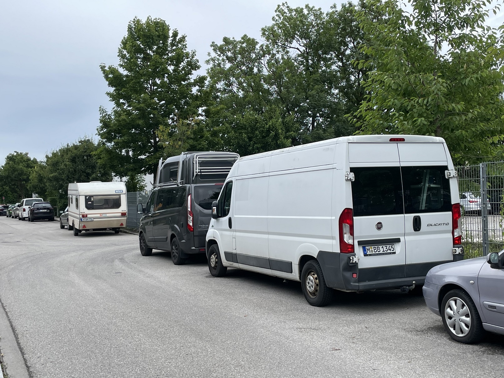 Wohnwägen und Anhänger dürfen höchstens zwei Wochen auf öffentlichem Grund abgestellt werden, sonst droht den Besitzern ein Verwarnungsgeld.