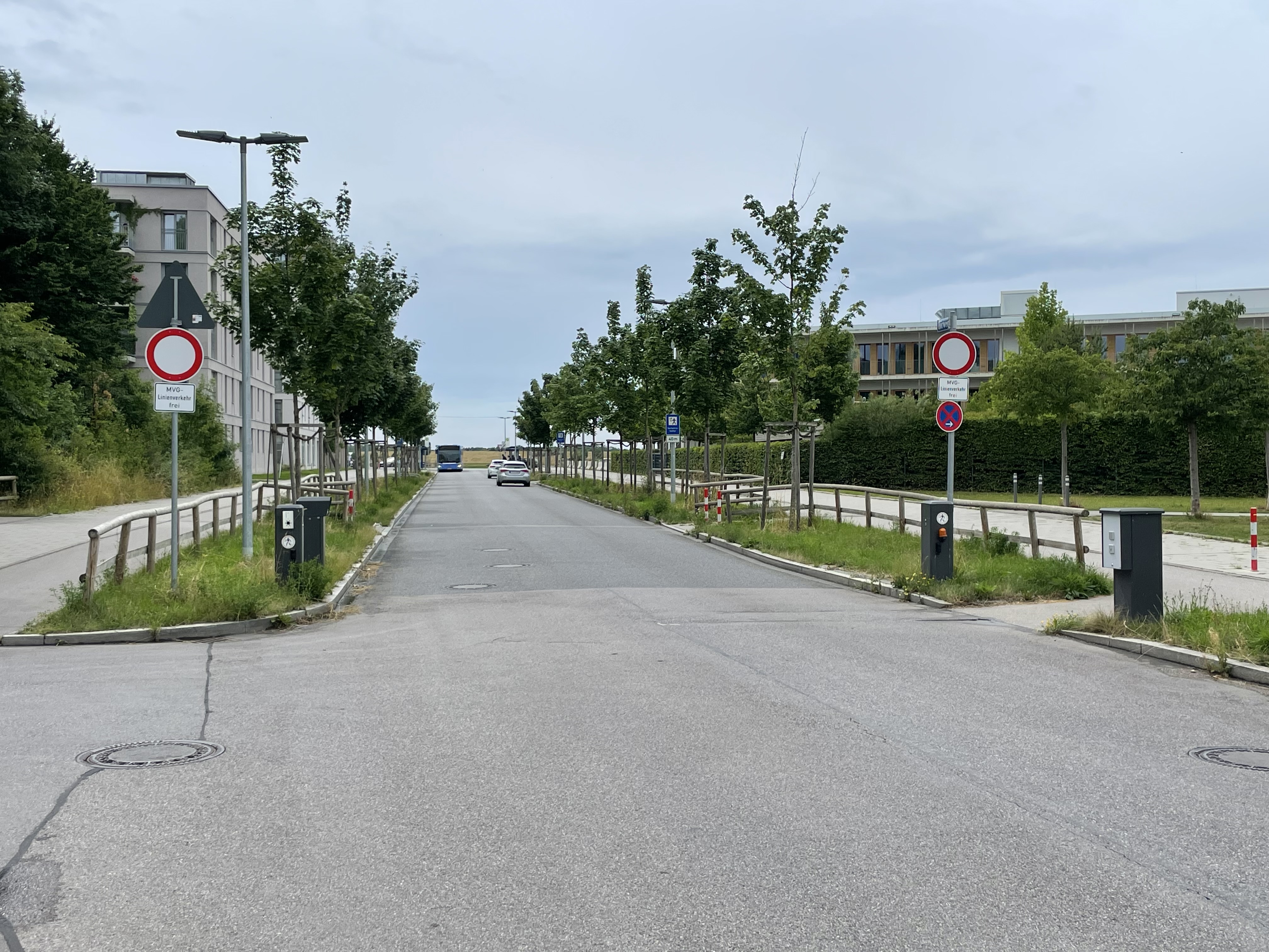 Um die umliegenden Straßen von den Staus zu entlasten, soll der Hörweg für alle Fahrzeuge in Richtung Freiham geöffnet werden. Zurzeit dürfen hier nur Busse durchfahren.