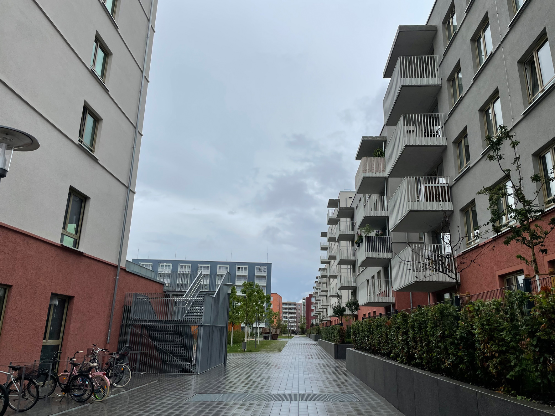 Lang andauernde Hitzewellen belasten die Menschen enorm. Durch den hohen Anteil an Beton- und Asphaltflächen wird viel Wärme gespeichert - im Bild einfach den Regen wegdenken.