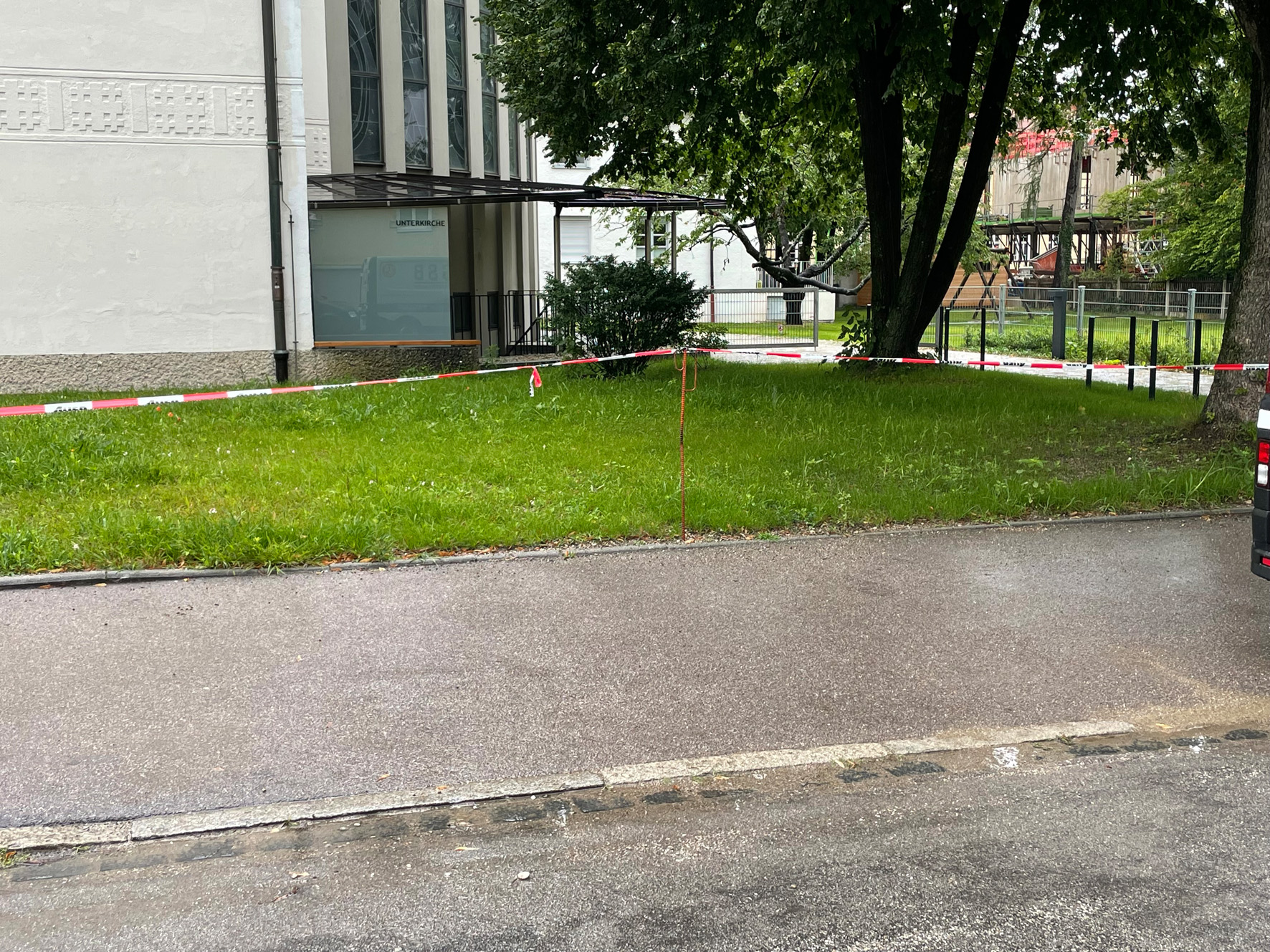 Mit einem Prüfantrag soll geklärt werden, ob der derzeitig abgesenkte Bordstein etwas weiter östlich verlegt werden kann. Die Gemeindemitglieder begrüßen diesen Schritt.