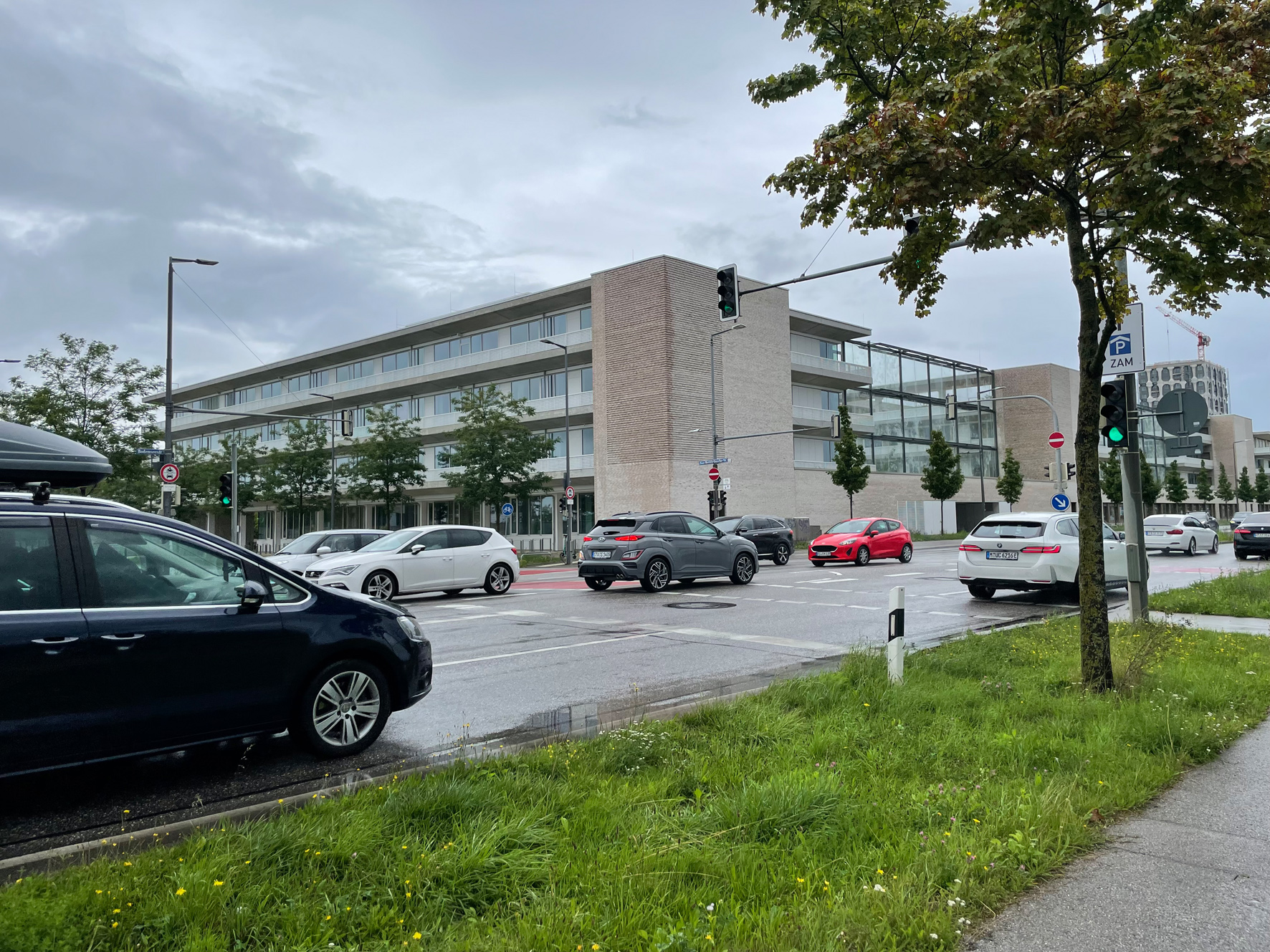 Damit mehr als drei Fahrzeuge an dieser Kreuzung bei Grün abbiegen können, soll die Ampelphase an dieser Kreuzung Bodenseestraße/Hans-Dietrich-Genscher-Straße umgestellt werden.