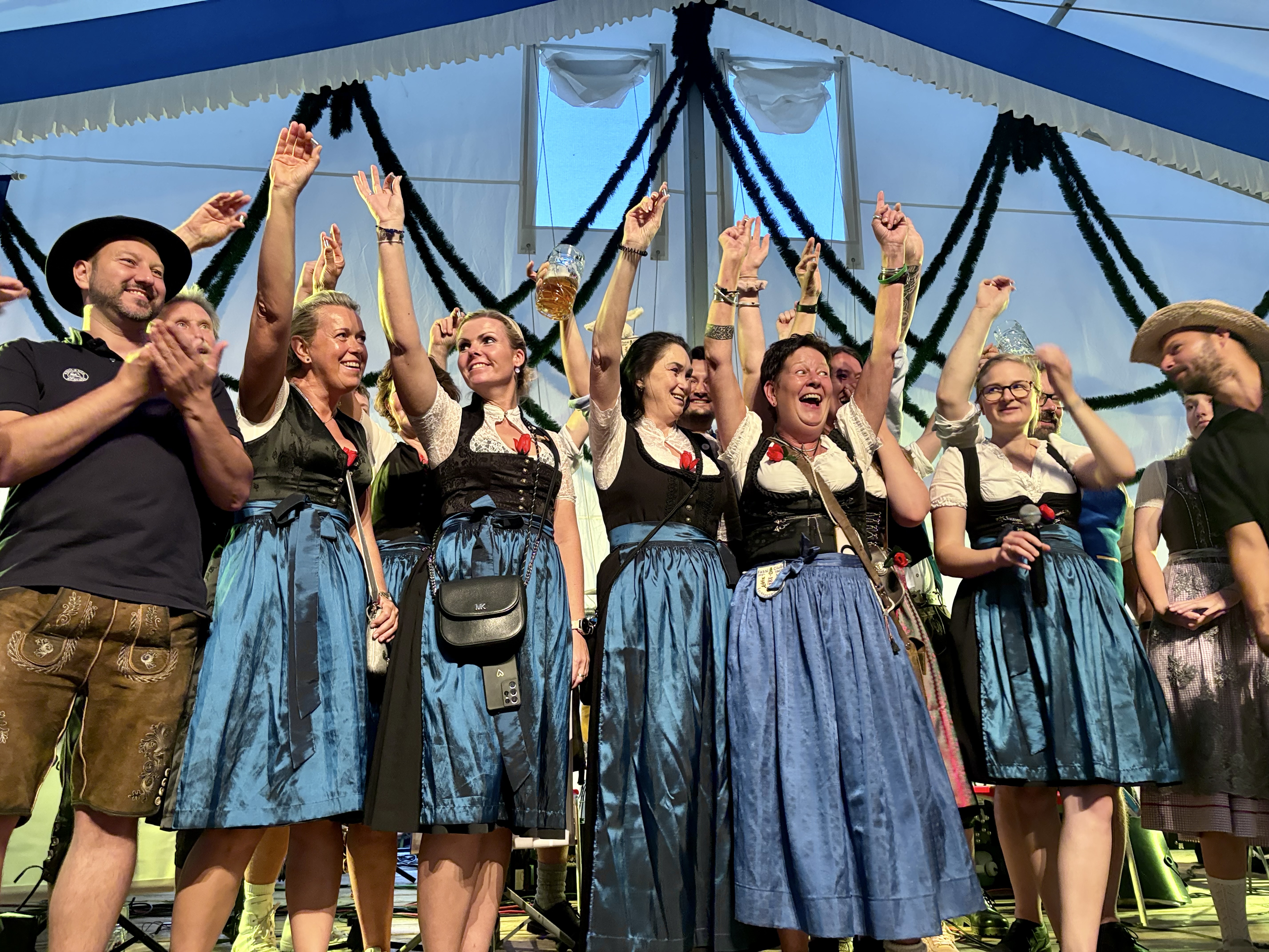 So schön feierte der Fasslclub Lochhausen, als er im letzten Jahr Spanferkel und Bier gewann.