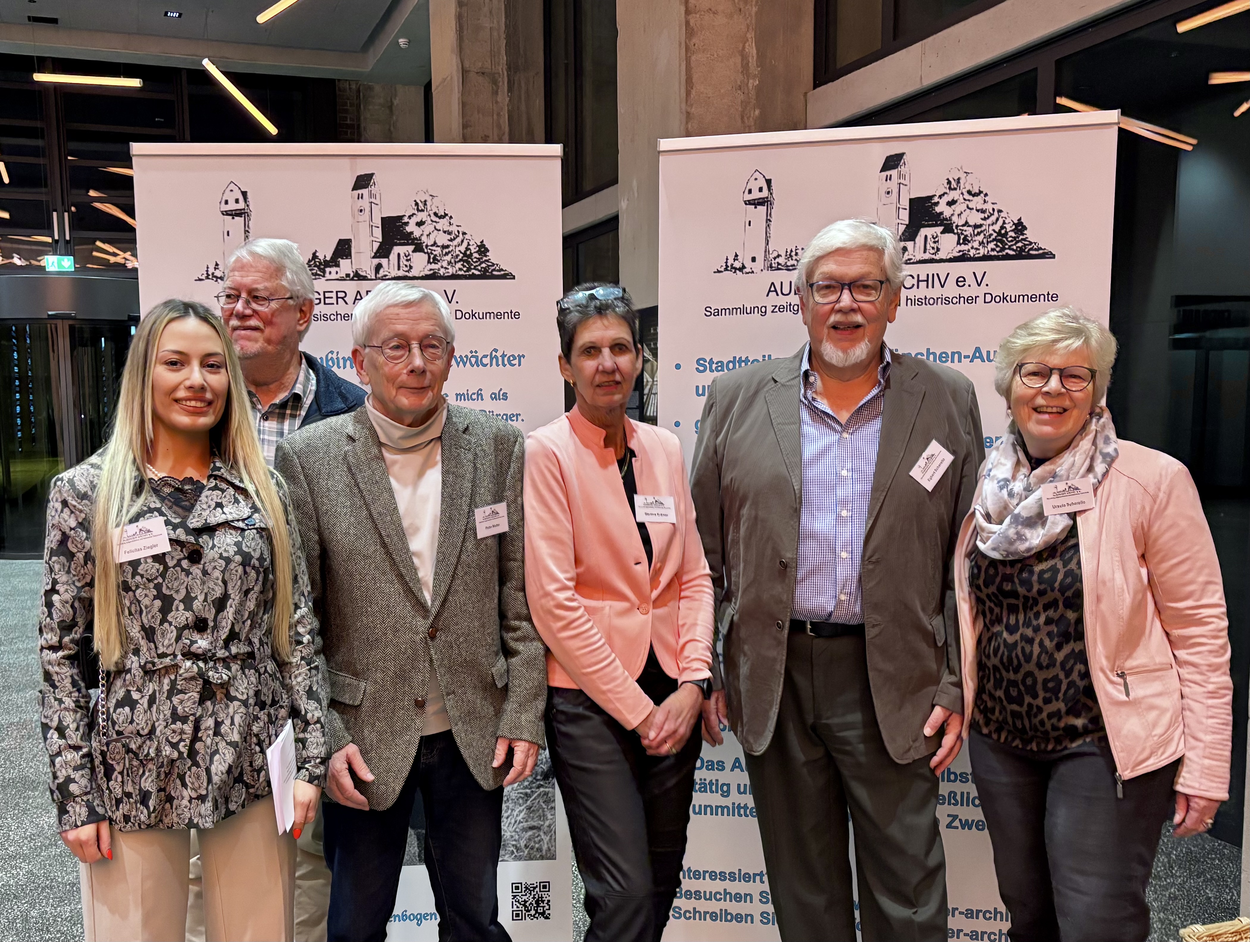 Das Archiv-Team mit Felicitas Ziegler, Ludwig Neulinger, Peter Malter, Martina Krämer, Egbert und Ursula Scherello (v.l.).