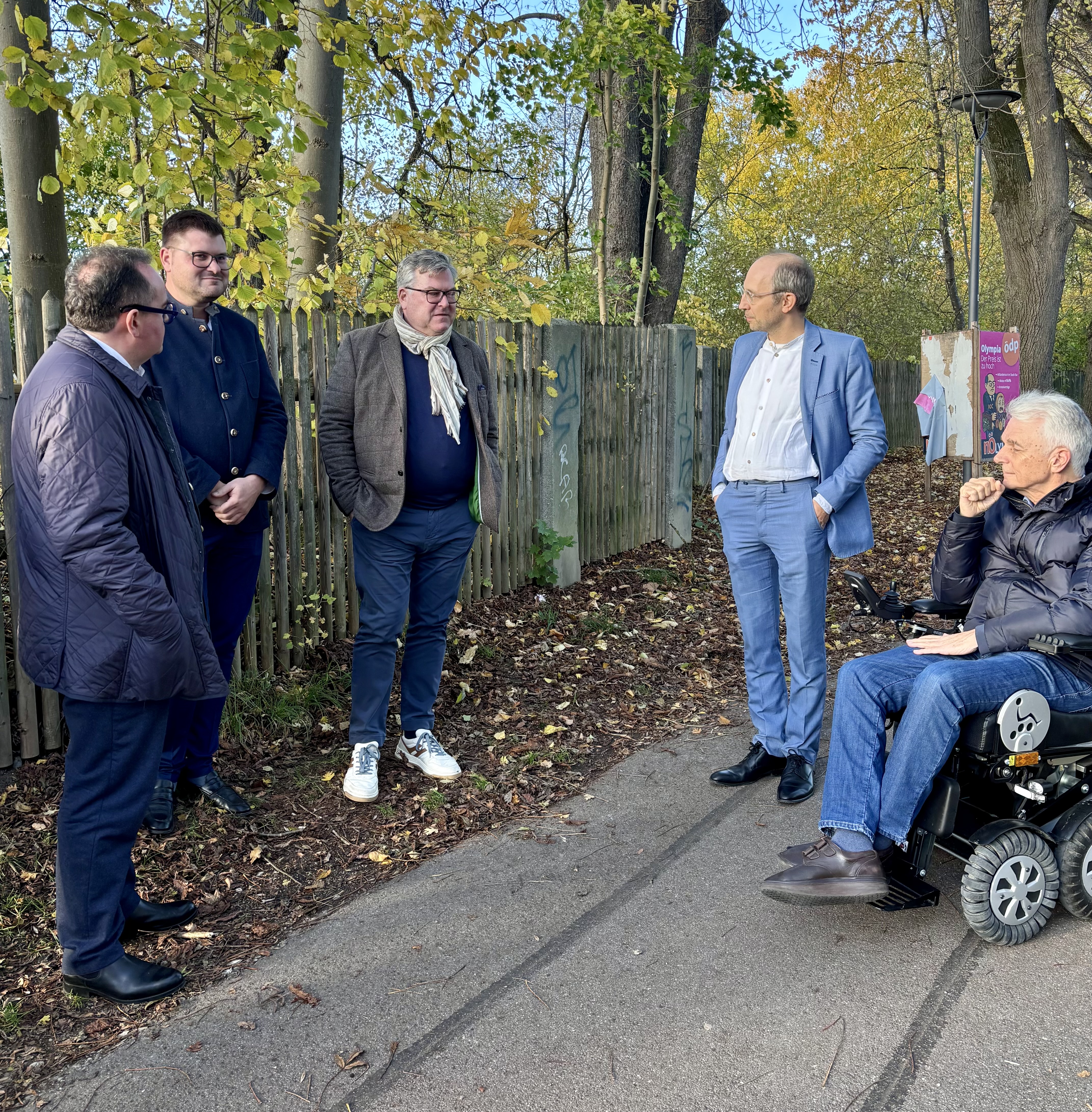 Clemens Baumgärtner, Sebasstian Kriesel, Josef Schmid, Nikolaus Gradl und Franz Sagerer (v.l.) in Diskussion über die fehlende Barrierefreiheit am Aubinger Bahnhof.