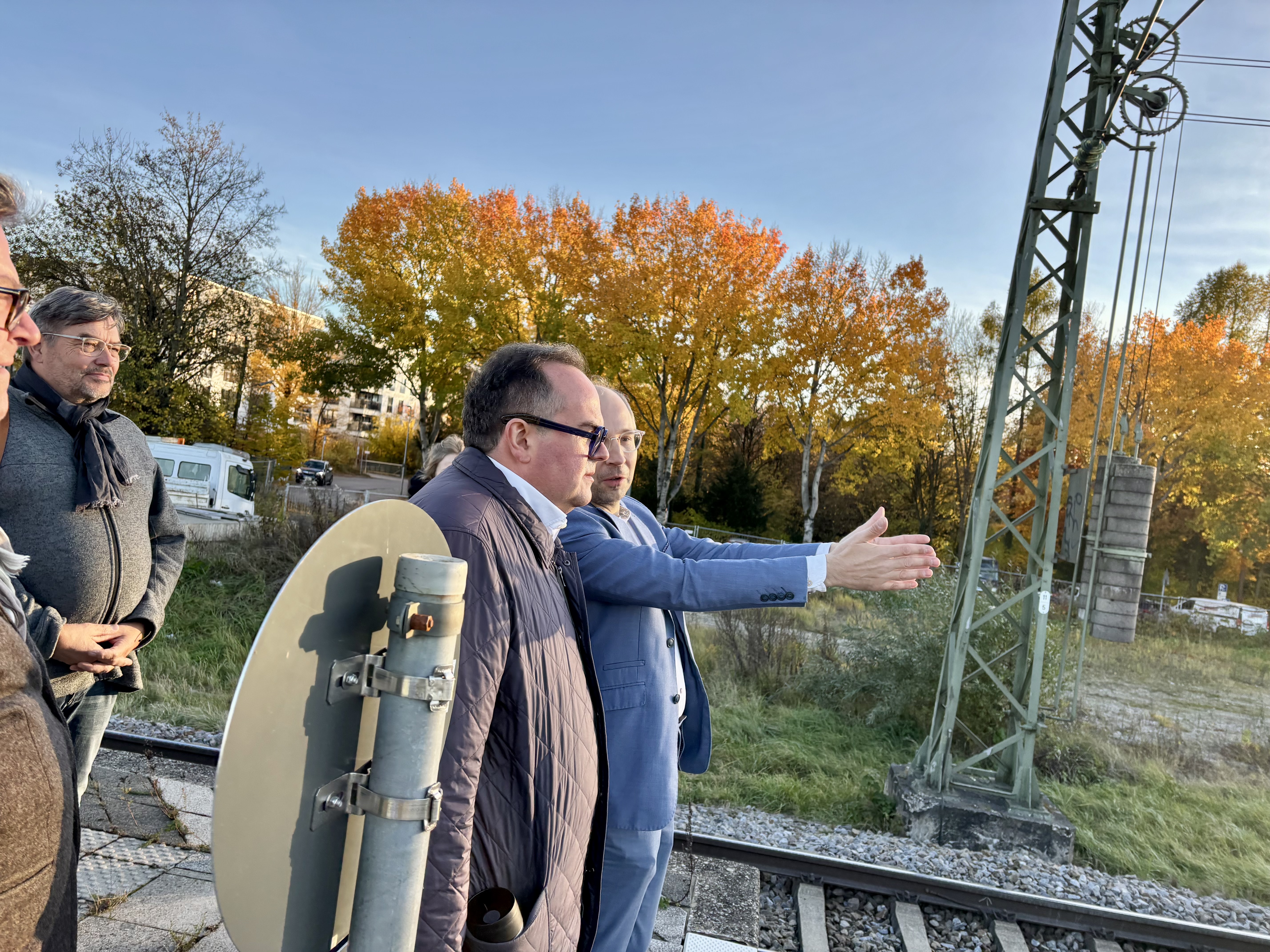 Nikolaus Gradl erklärt Clemens Baumgärtner den geplanten 4gleisigen S4-Ausbau.