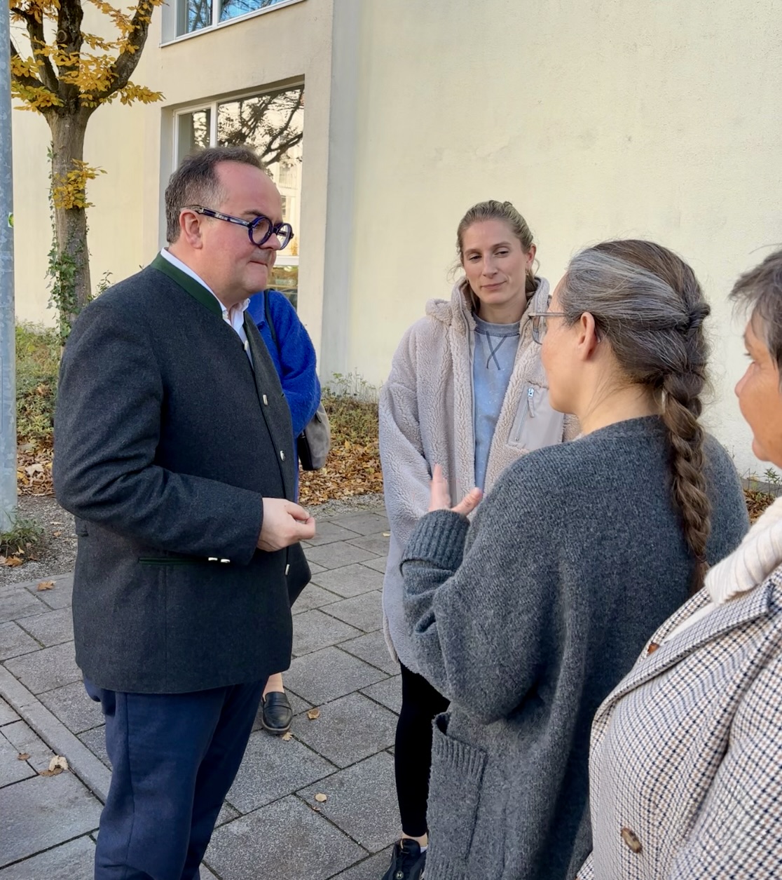 Nachmitatgsbetreuung in Lochhausen: wie gehts da weiter? Clemens Baumgärtner im Gespräch mit Corinne Baron-Rühl, Katharina Scheithauer-Koch und Gründerin Marianne Beyerle.