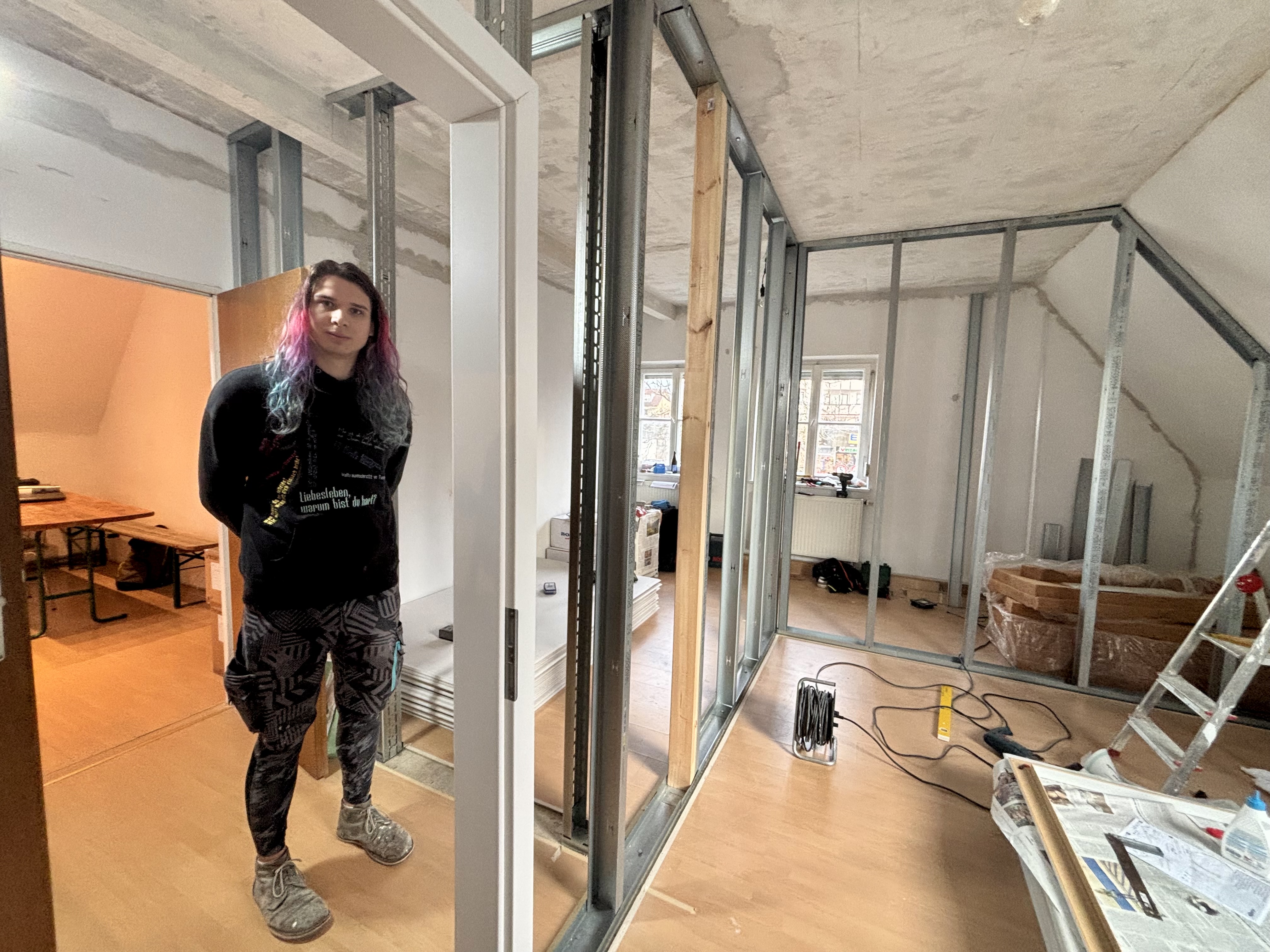 … von innen bei den 13 qm großen Zimmern, die im Dach entstehen.