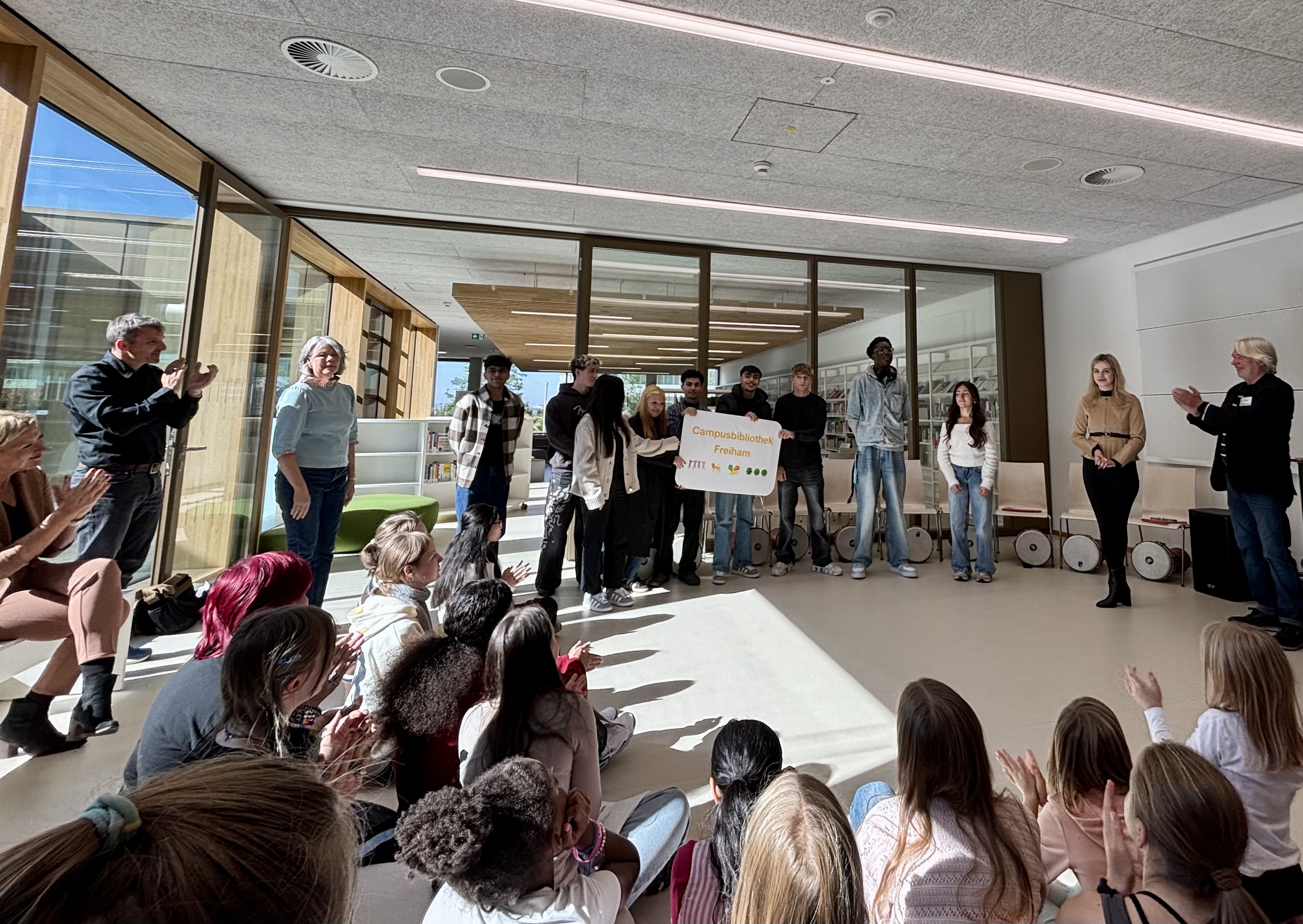 Bibliothek ist eröffnet! Der erste und symbolische Bib-Ausweis ging an die Schülersprecher.