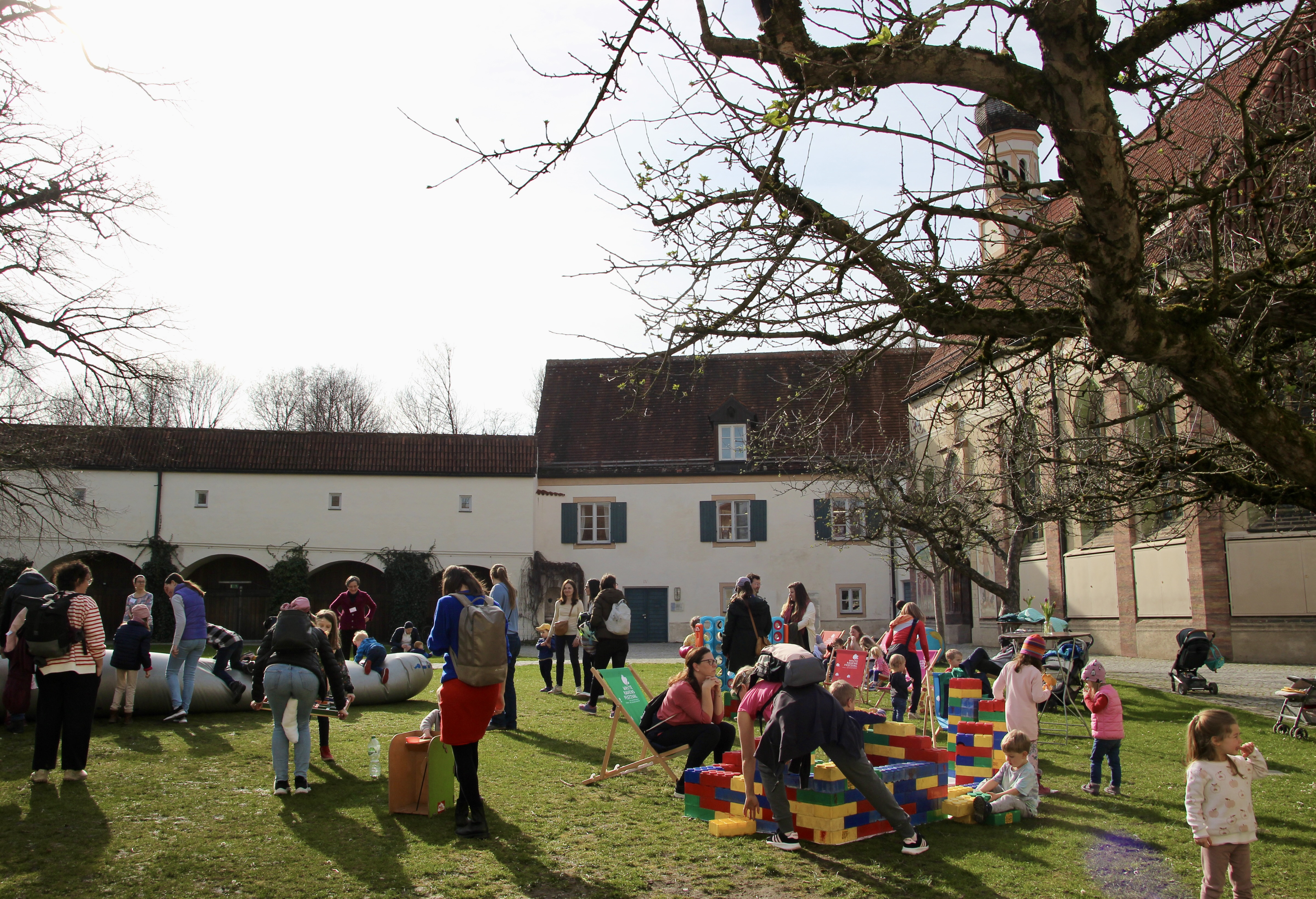 Gefeiert wurde in den neuen Räumen der Kinderbibliothek und im ganzen Schlosshof.