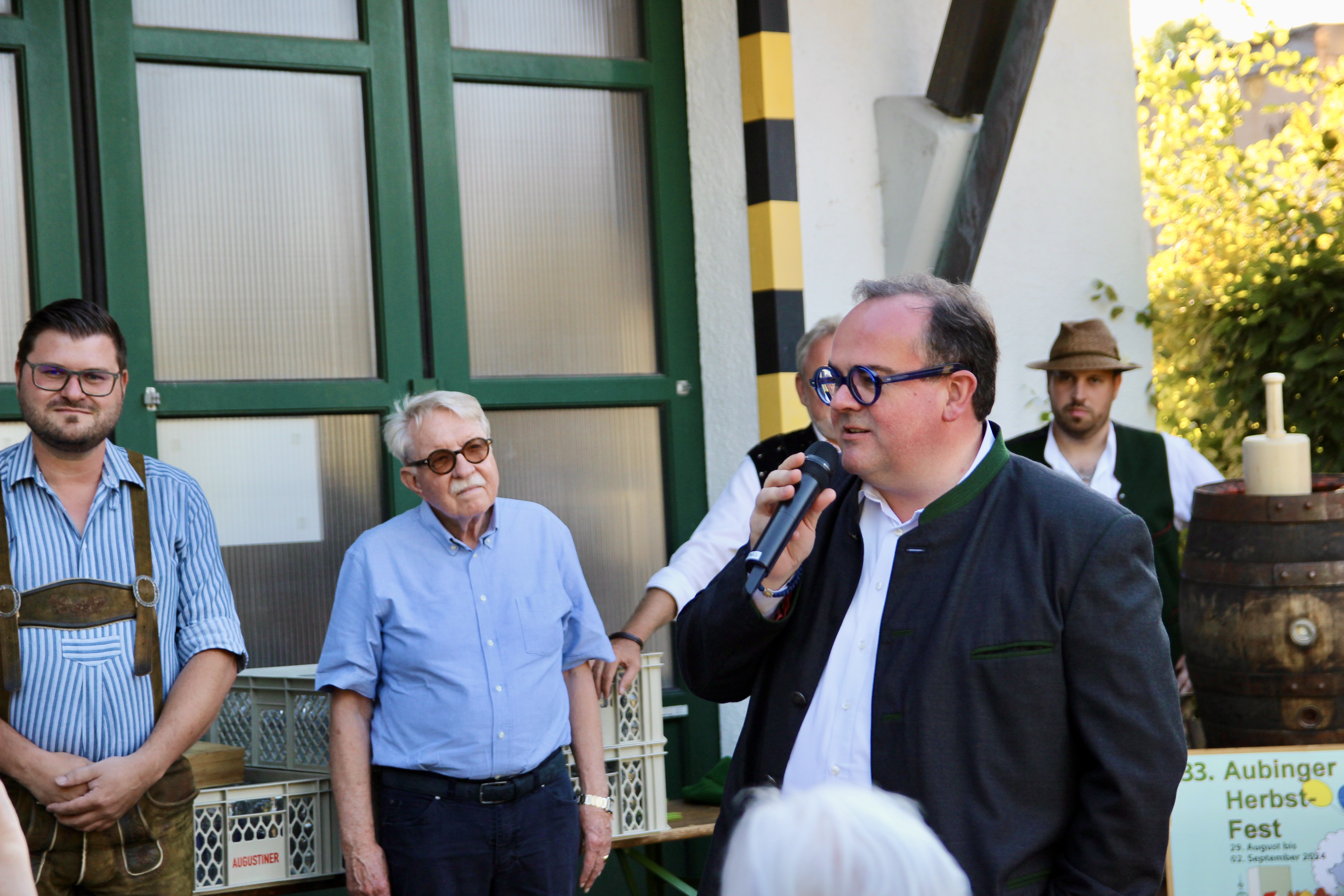 Clemens Baumgärtner (r.) sprach schon zur Bierprobe Anfang August und kommt am Samstag wieder nach Aubing.