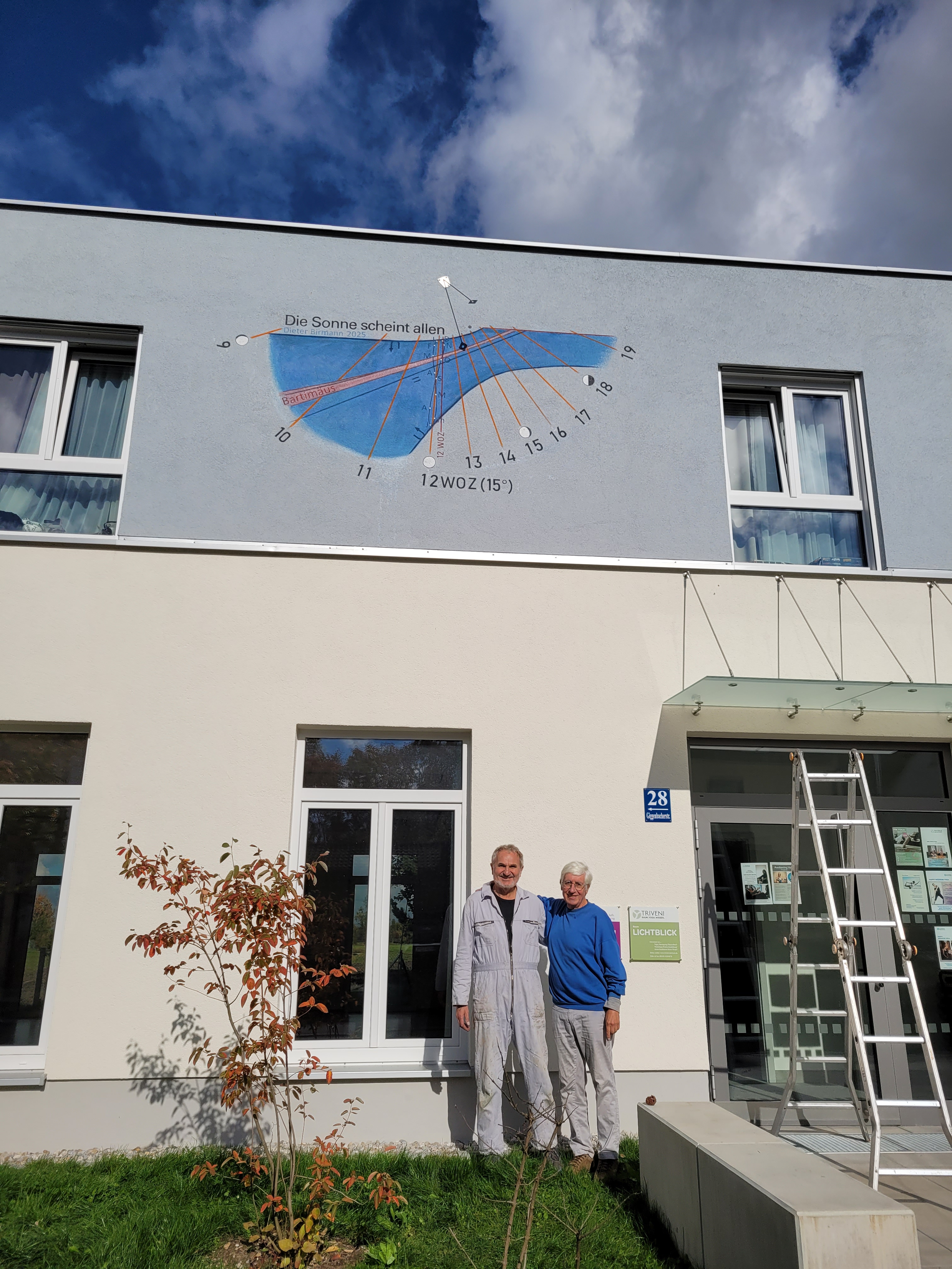Der Kirchenmaler und der Konstrukteur vor dem Bartimäus-Saal nach Abschluss der Arbeiten; Foto: Ingrid Birmann