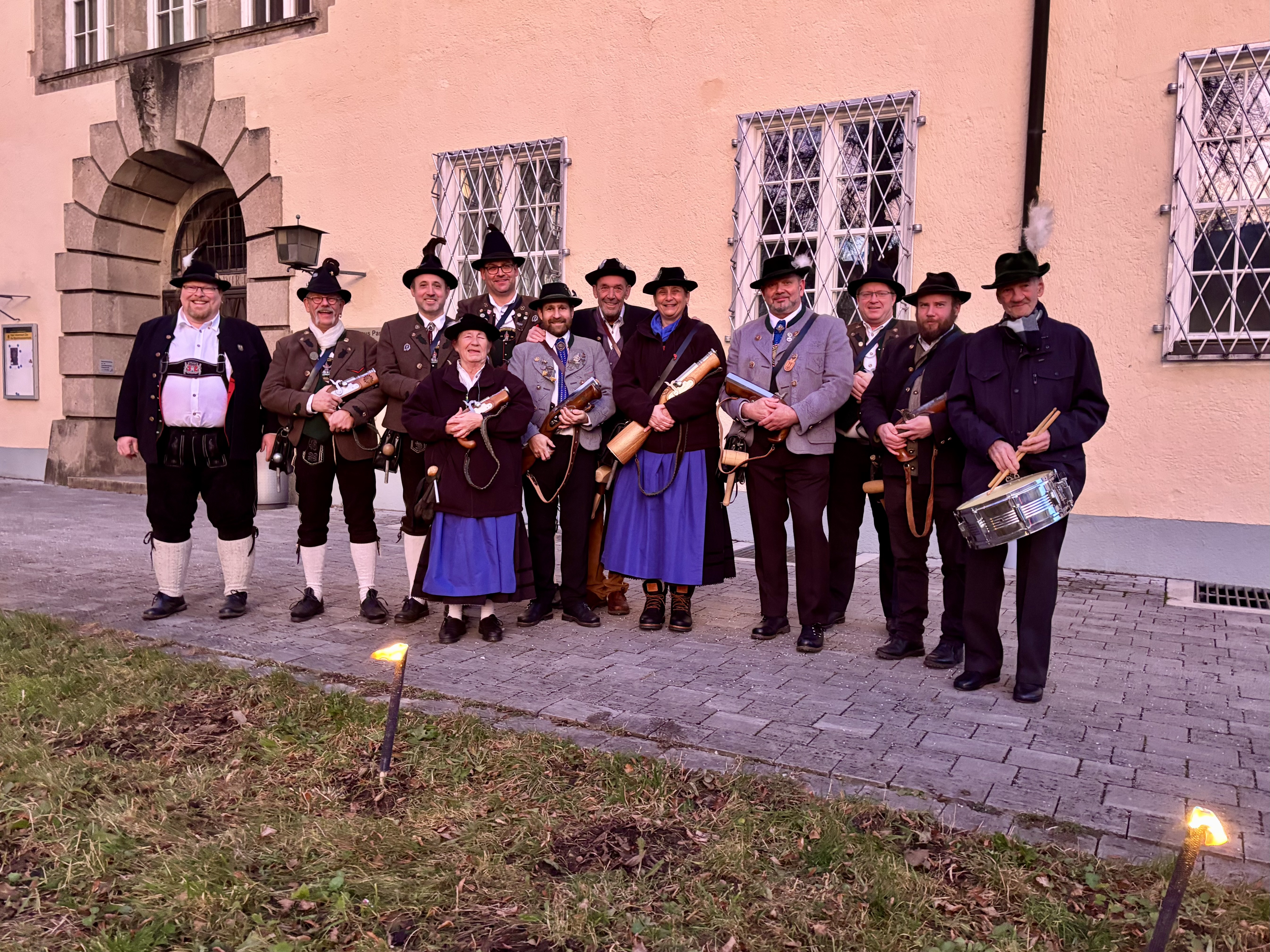 Pasinger Böllerschützen mit Schießmeister Rüdiger Schärtl (l.) und dem Trommler Ernst Fadung (r.).