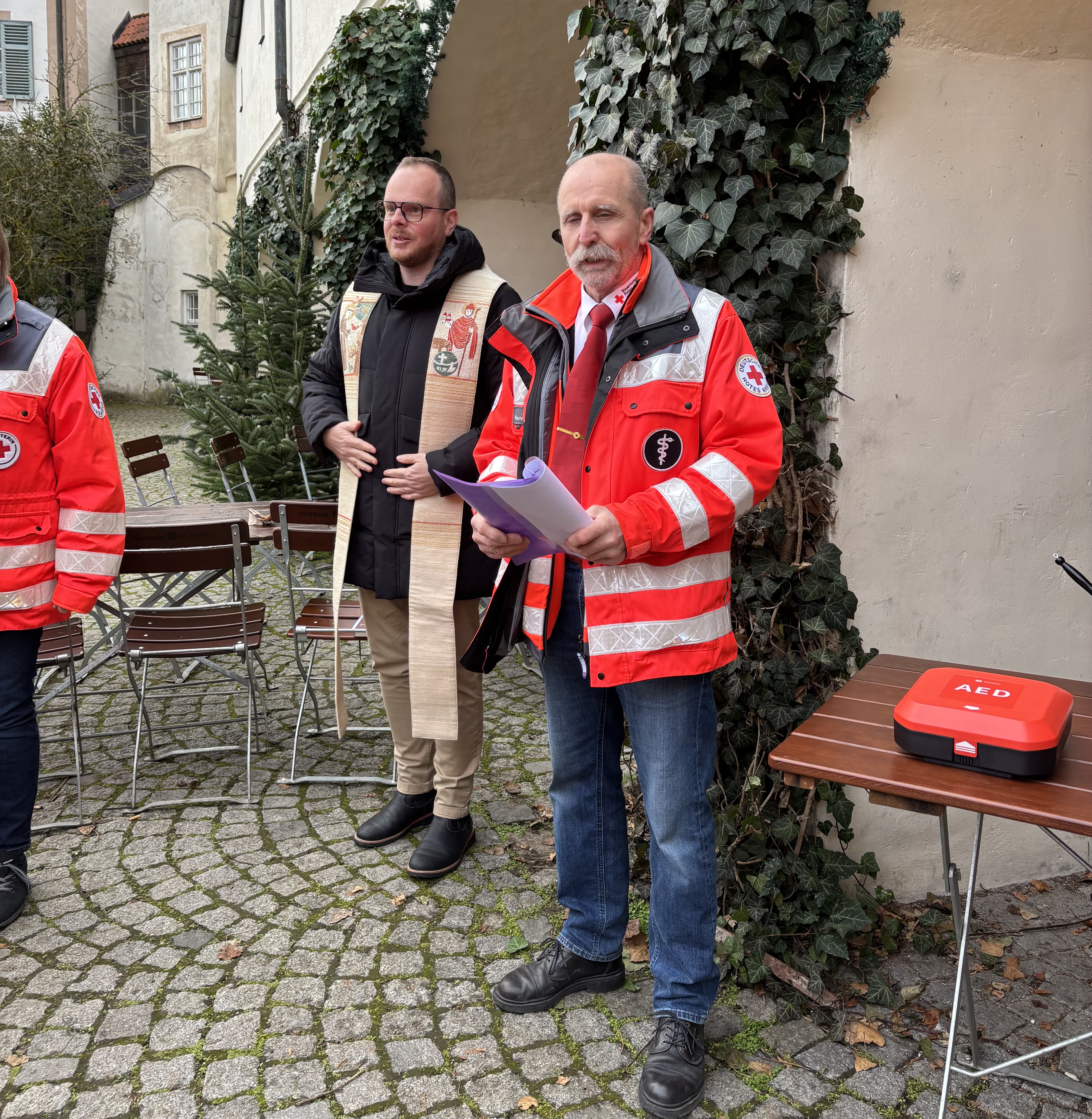 Kilian May vom BRK Pasing und Pfarrer Alois EMslander