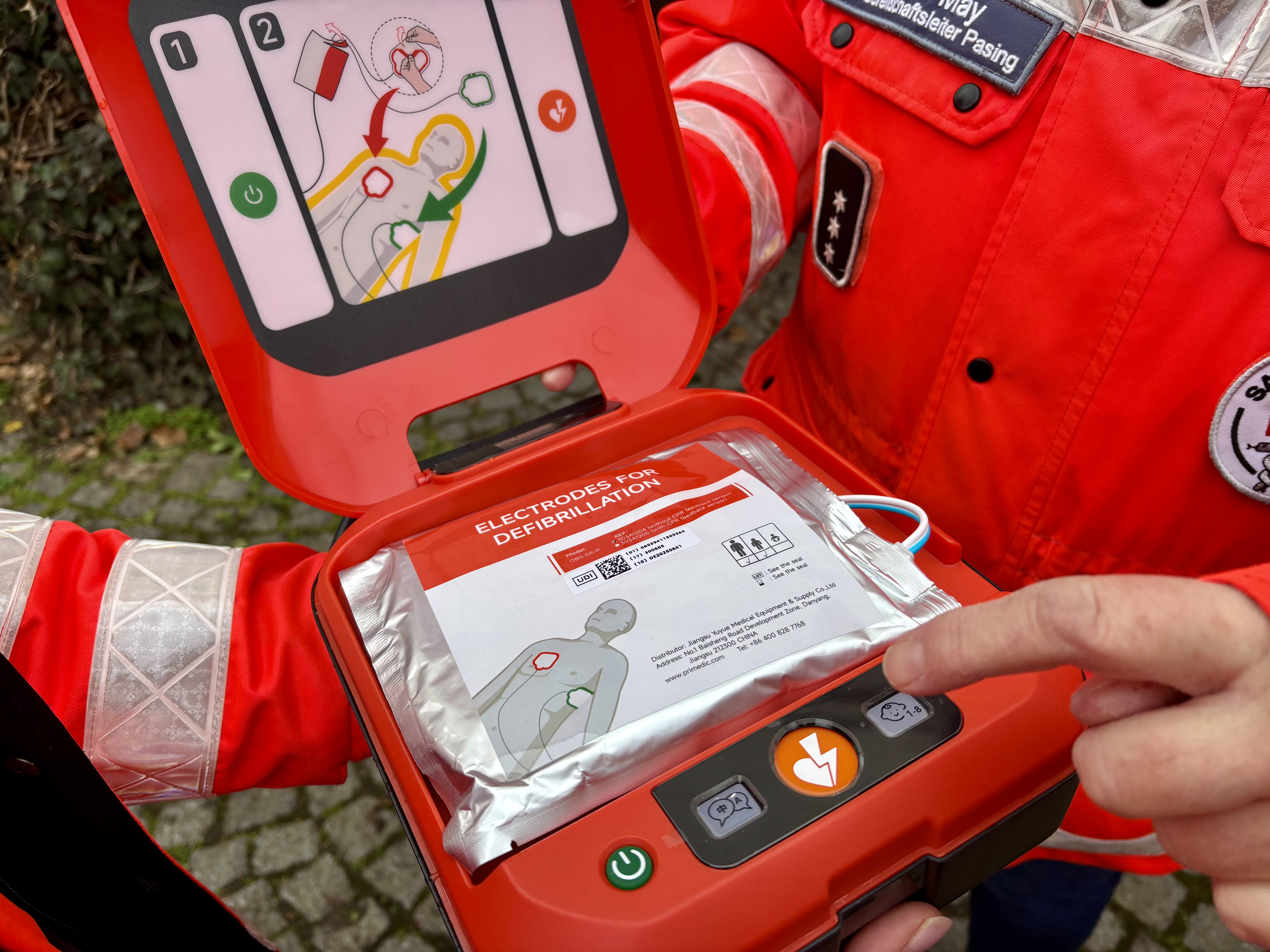 Ganz einfach: Gerät öffnen, Knopf drücken und den Anweisungen folgen.