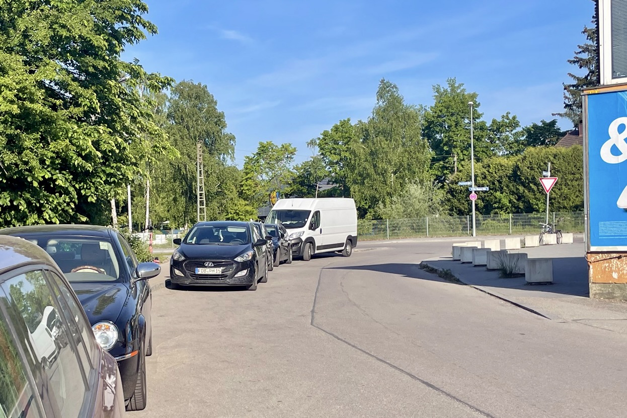 Nachdem in der bahneigenen Papinstraße das Parken gebührenpflichtig ist, stellen die Anwohner ihre Fahrzeuge im Kurvenbereich des Neuaubinger Bahnhofes ab. Dies stellt eine Gefährdung der Verkehrsteilnehmer dar.