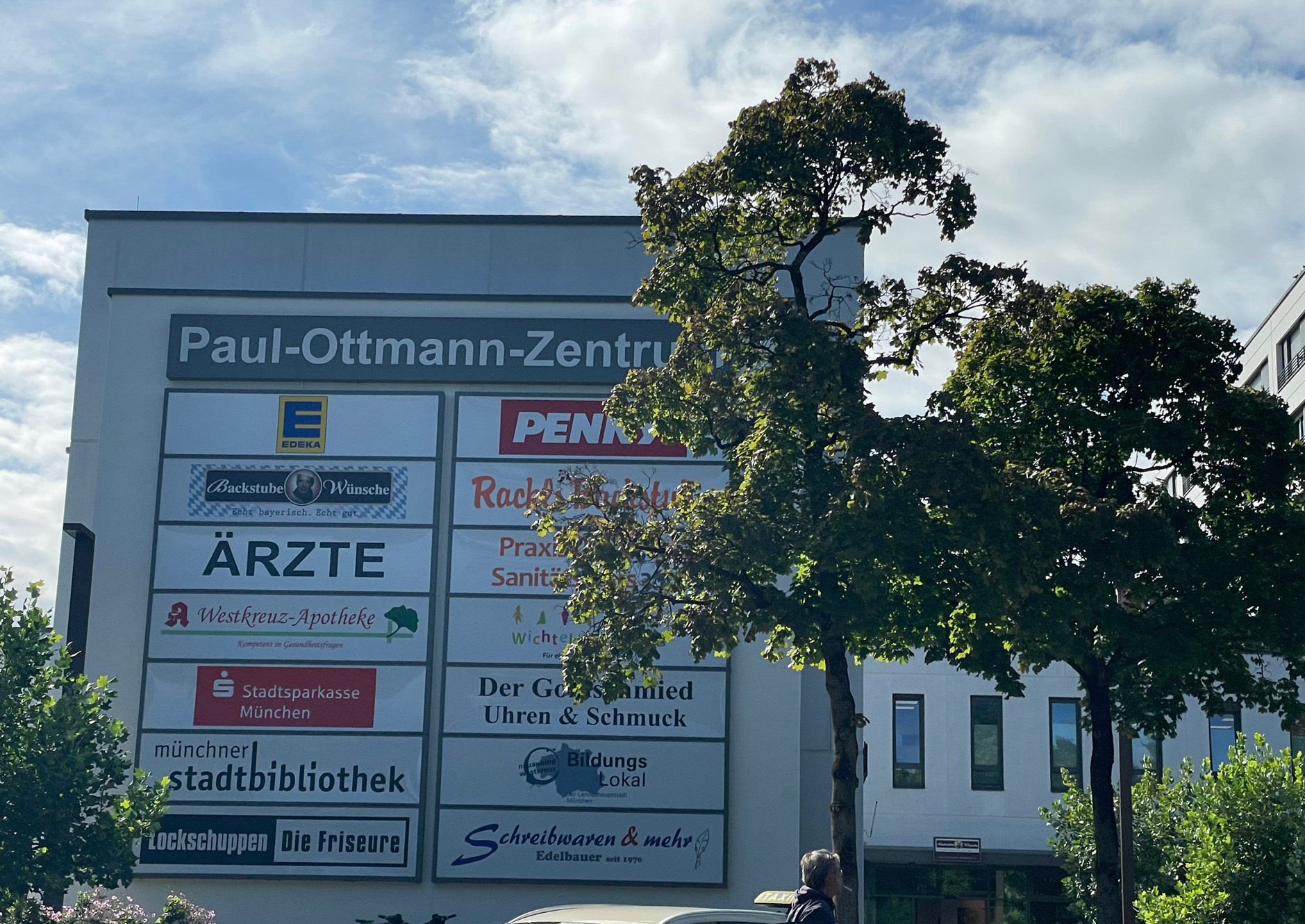Für bessere Einkaufsmöglichkeiten soll ein Pendelbus sorgen, der das Paul-Ottmann-Zentrum mit den Einkaufspassagen in Freiham verbinden soll. 