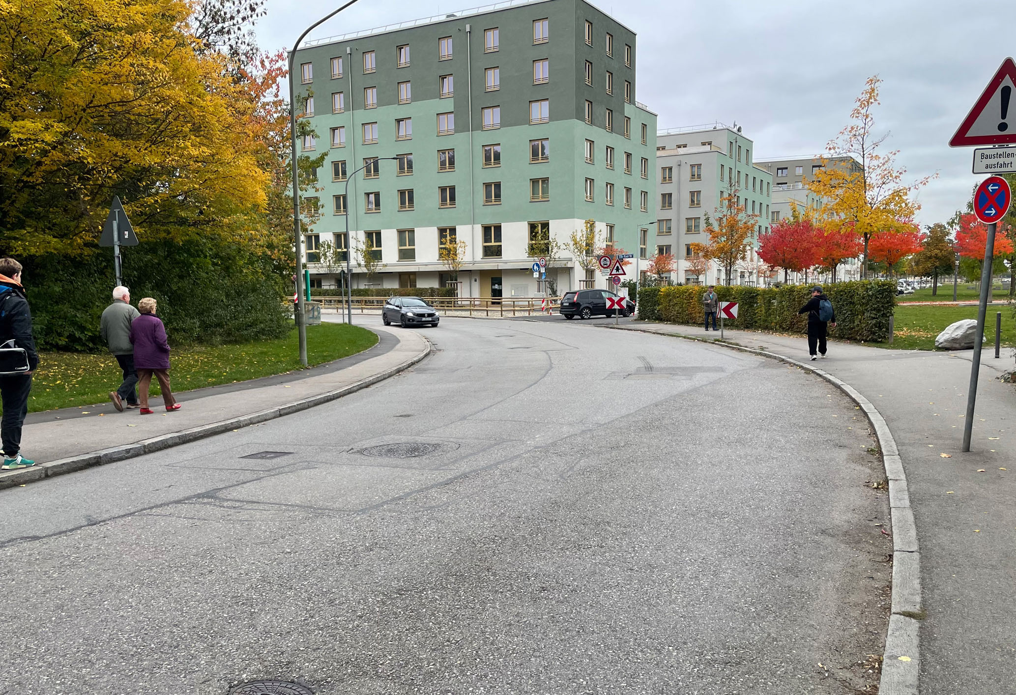 Immer wieder sind bei Regen massive Wasseransammlungen in der Kurve in der Wiesentfelser Straße zu beobachten. Dann wird es gefährlich für Autofahrer, Radfahrer und Fußgänger.