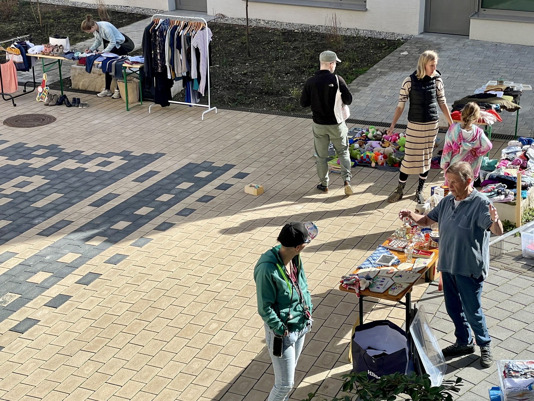 Hofflohmärkte sind eine ideale Gelegenheit, um Keller und Schränke zu räumen. Die Bewohner der Aubinger Allee hatten allerlei Schnäppchen zu bieten.