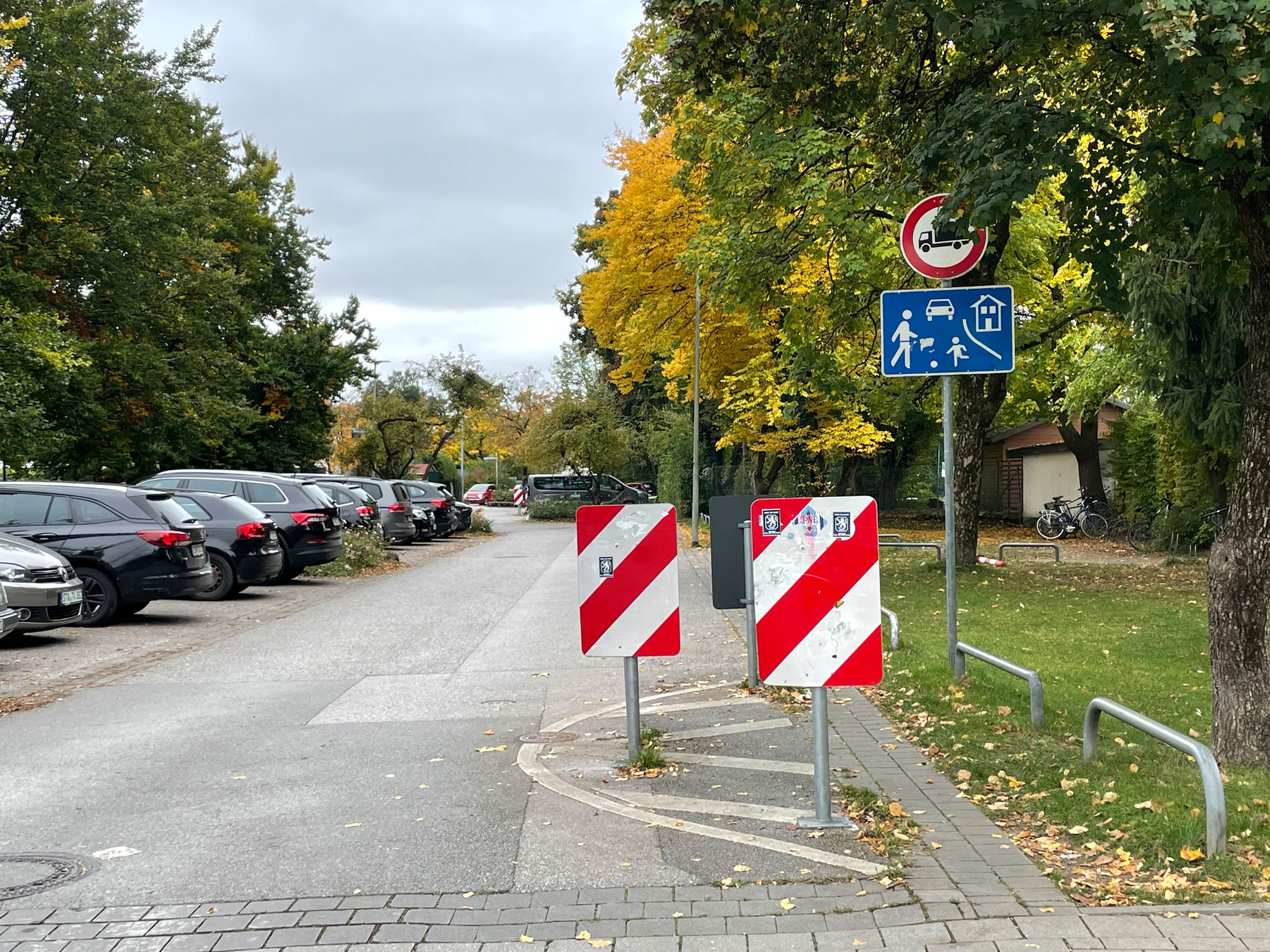 Die rot-weißen Warnmarkierungen in der Spielstraße der Kronwinkler Straße werden regelmäßig von Lkw-Fahrern beschädigt. Eigentlich weist ein Verkehrszeichen auf ein Durchfahrtsverbot hin.