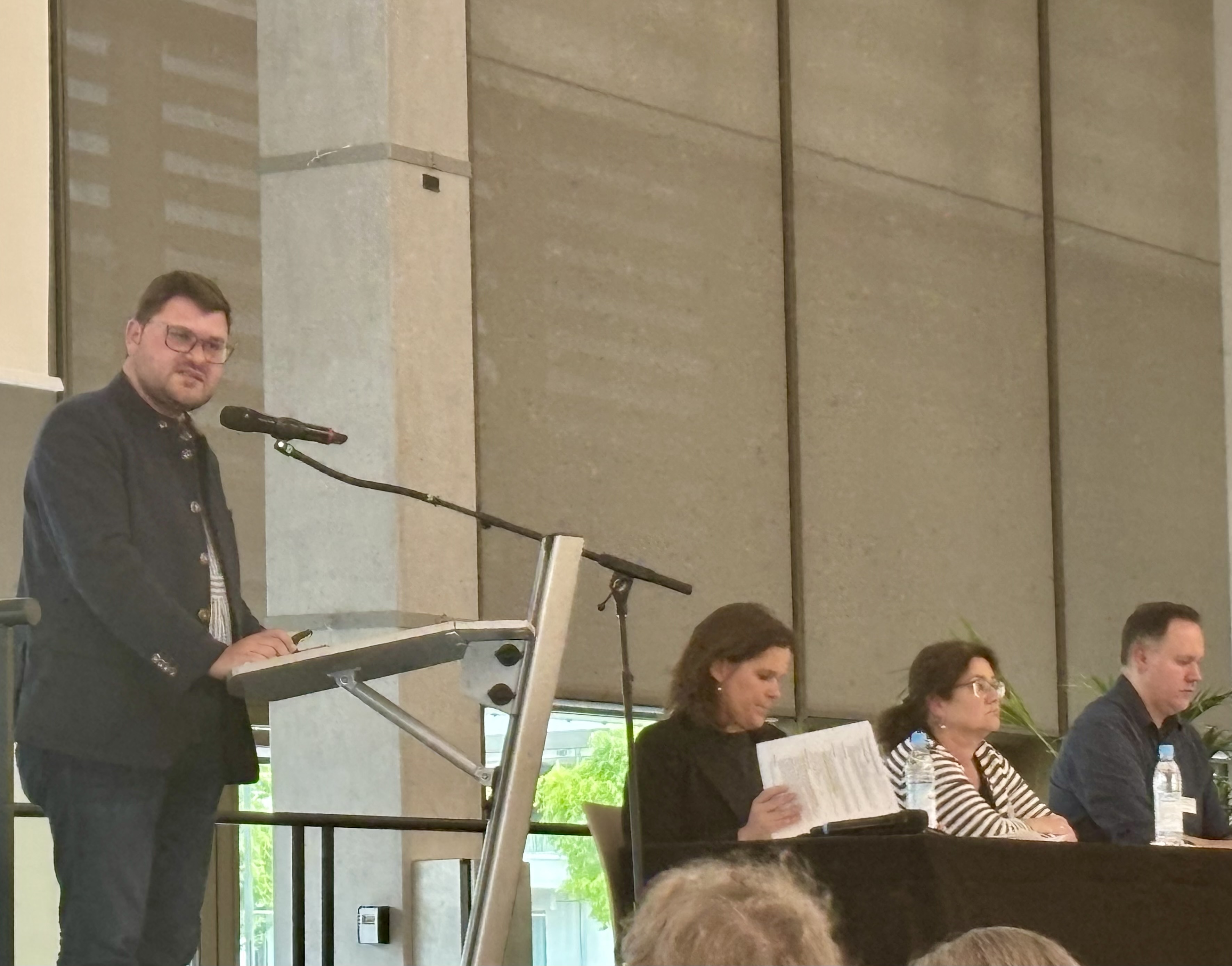 Sebastian Kriesel bei seinem Vortrag, rechts danaben Versammlungsleiterin Verena Dietl.