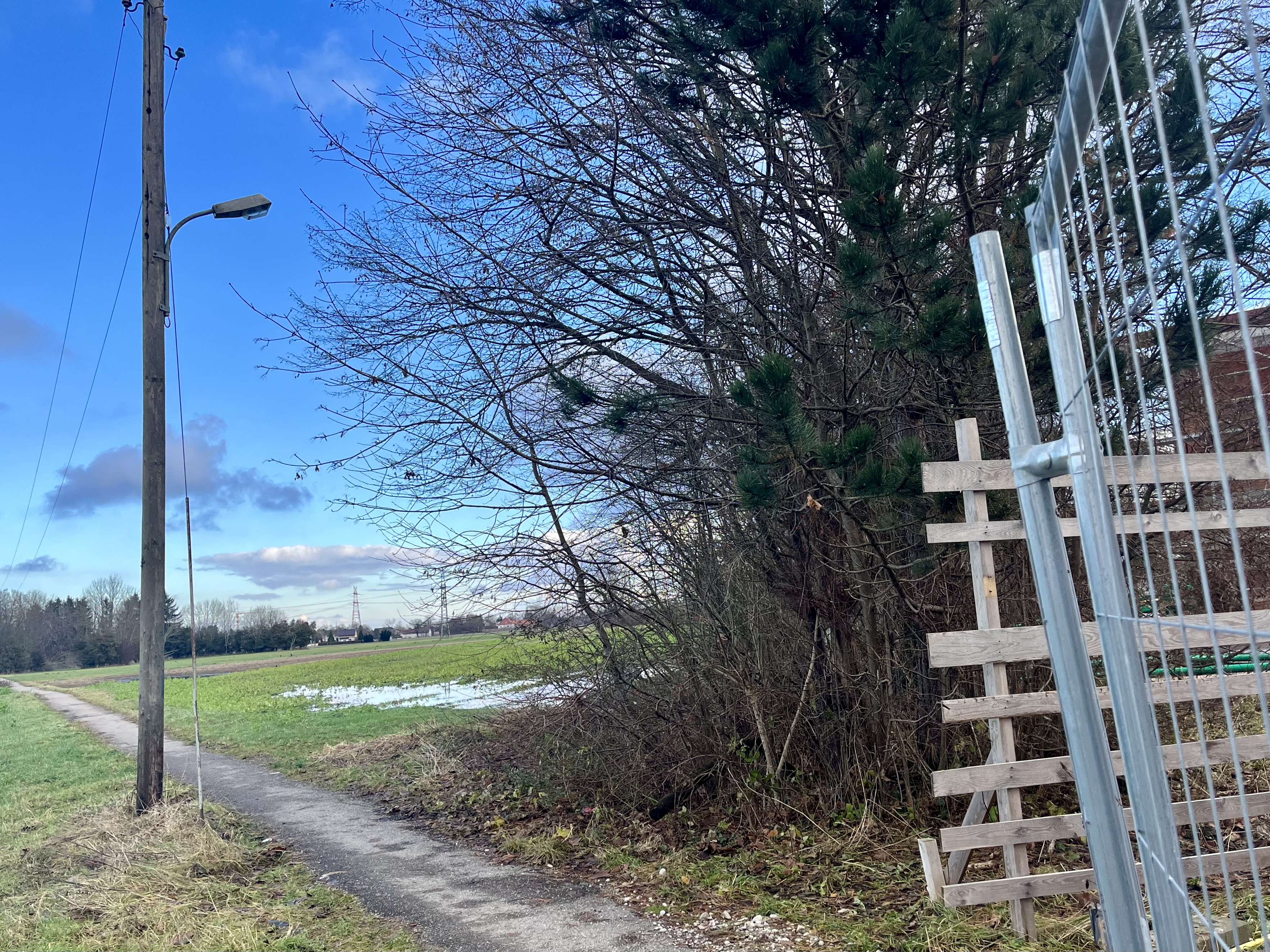 Ende und aus vorm Grundstück der evangelischen Kirche an der Giggenbacherstraße