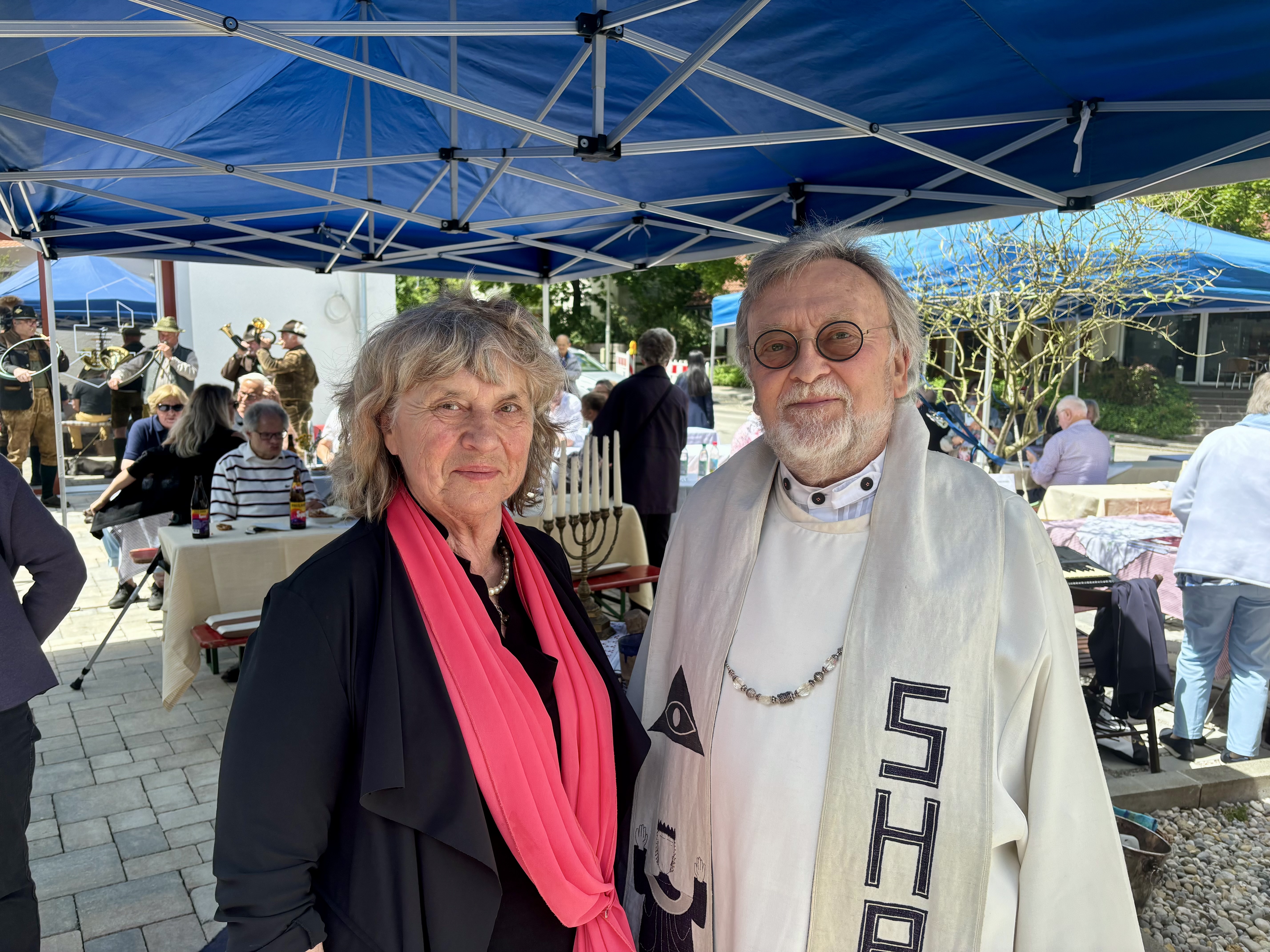 Rosemarie Mendel und Pfarrer Kalus Günther Stahlschmidt bei der Einweihung.