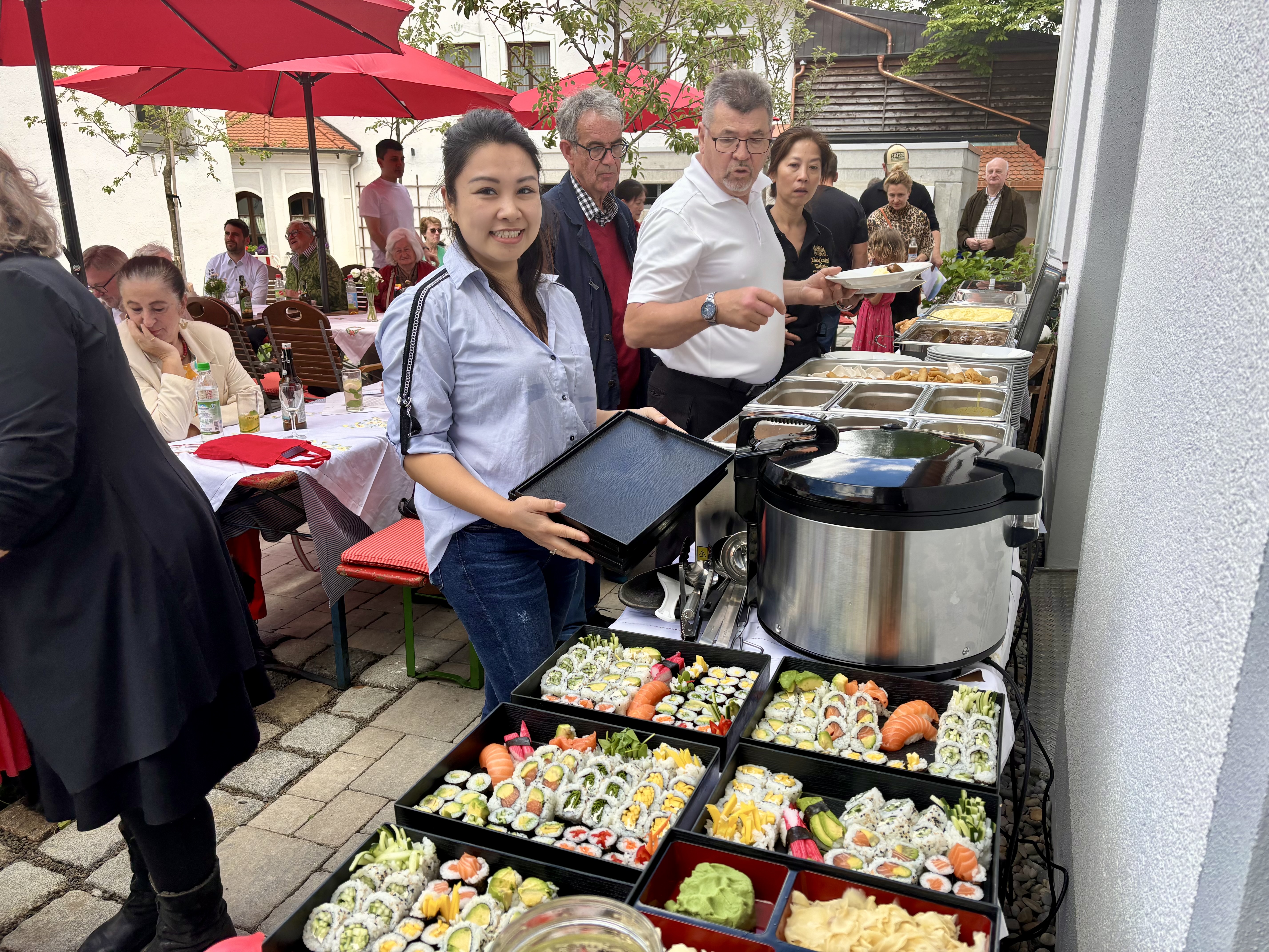 Kim Dang von “Sushi & Wok” eröffnete das kalte und warme Büffet des Restaurants.