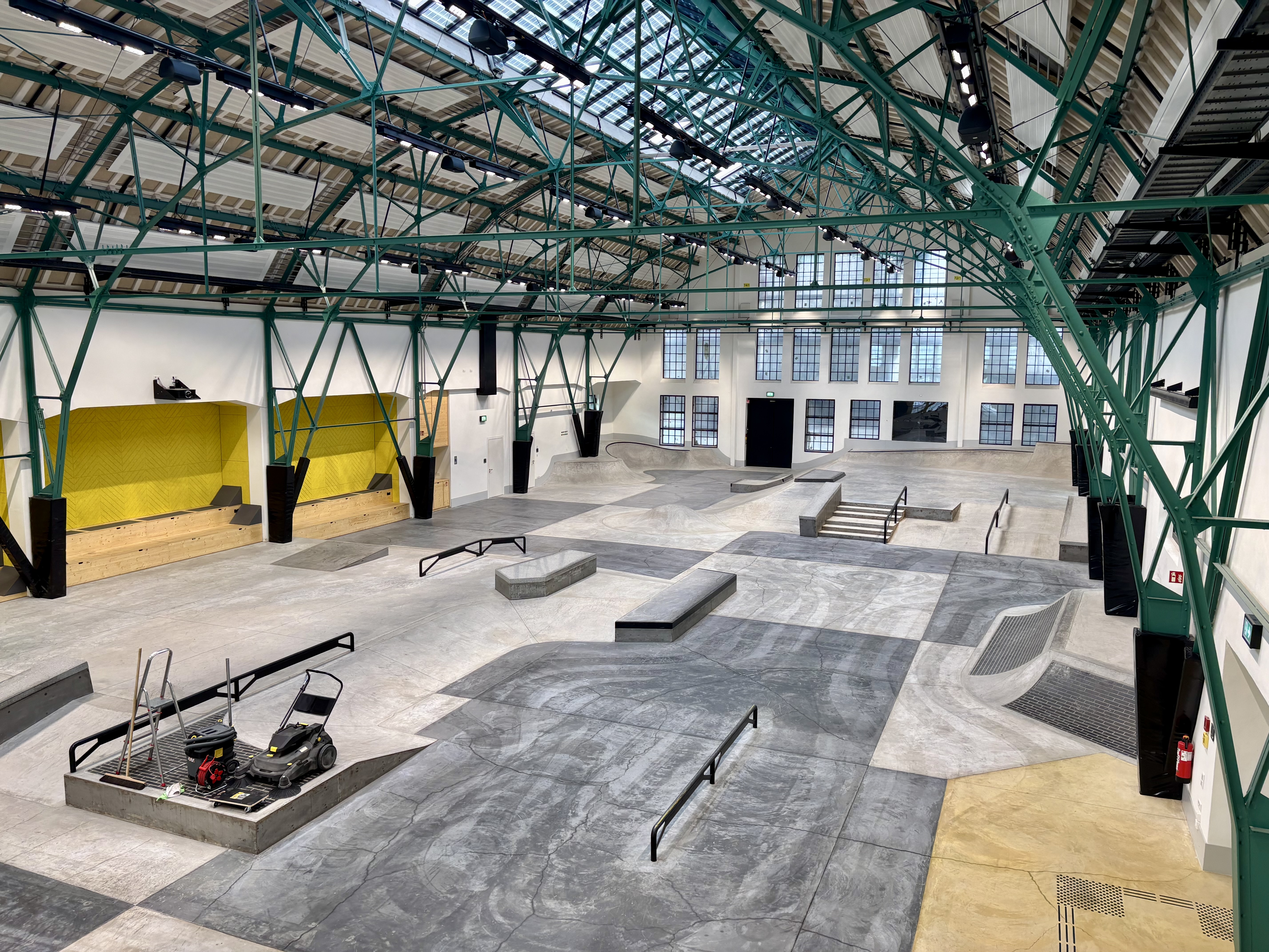 Die Aktionsporthalle von der Galerie aus betrachtet.