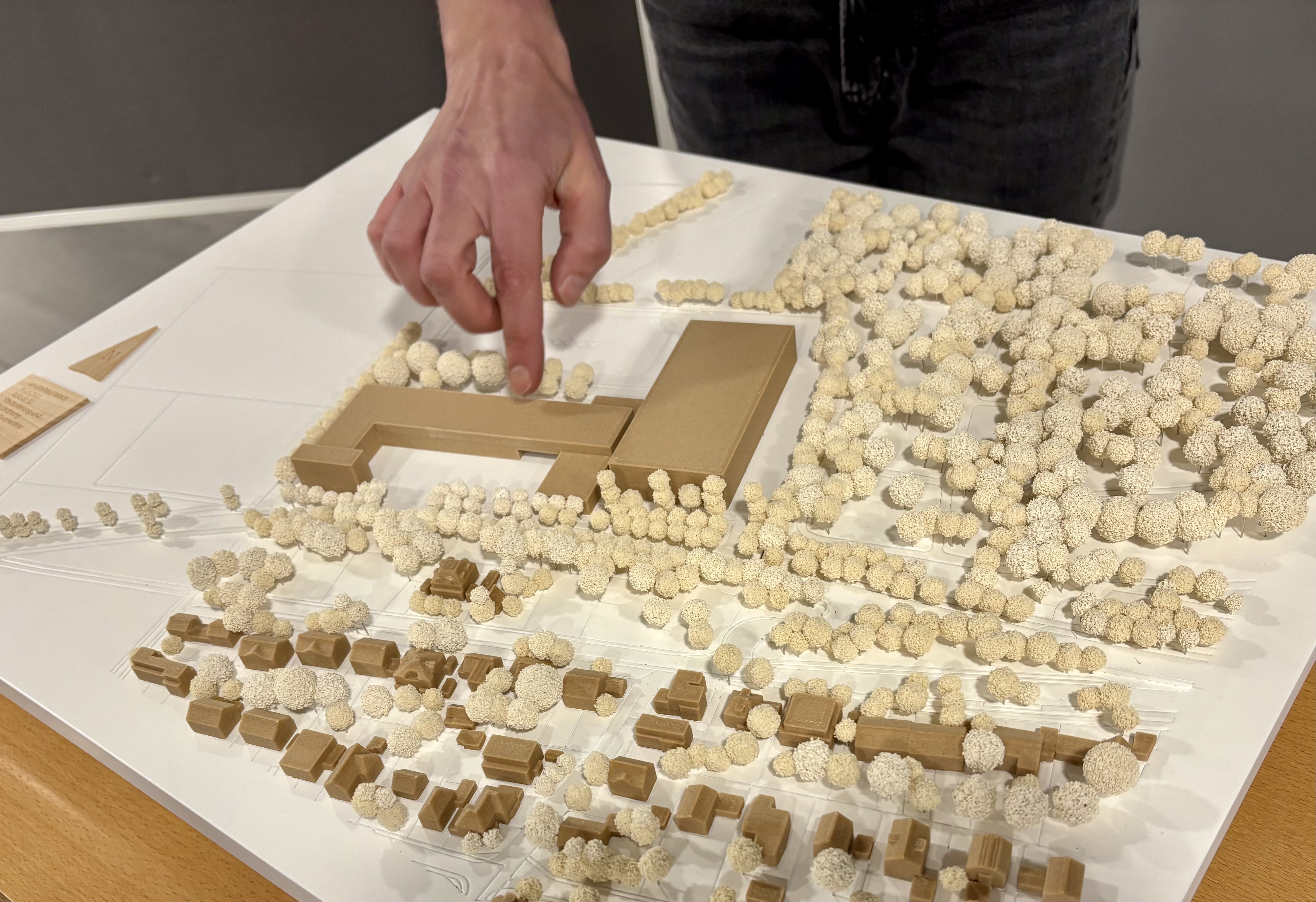 Der Finger zeigt auf dei zukünftige Feuerwache, das Rechteck rechts daneben stellt die künftige Geothermieanlage dar. Das Bohrfeld befindet sich hinter der Wache.